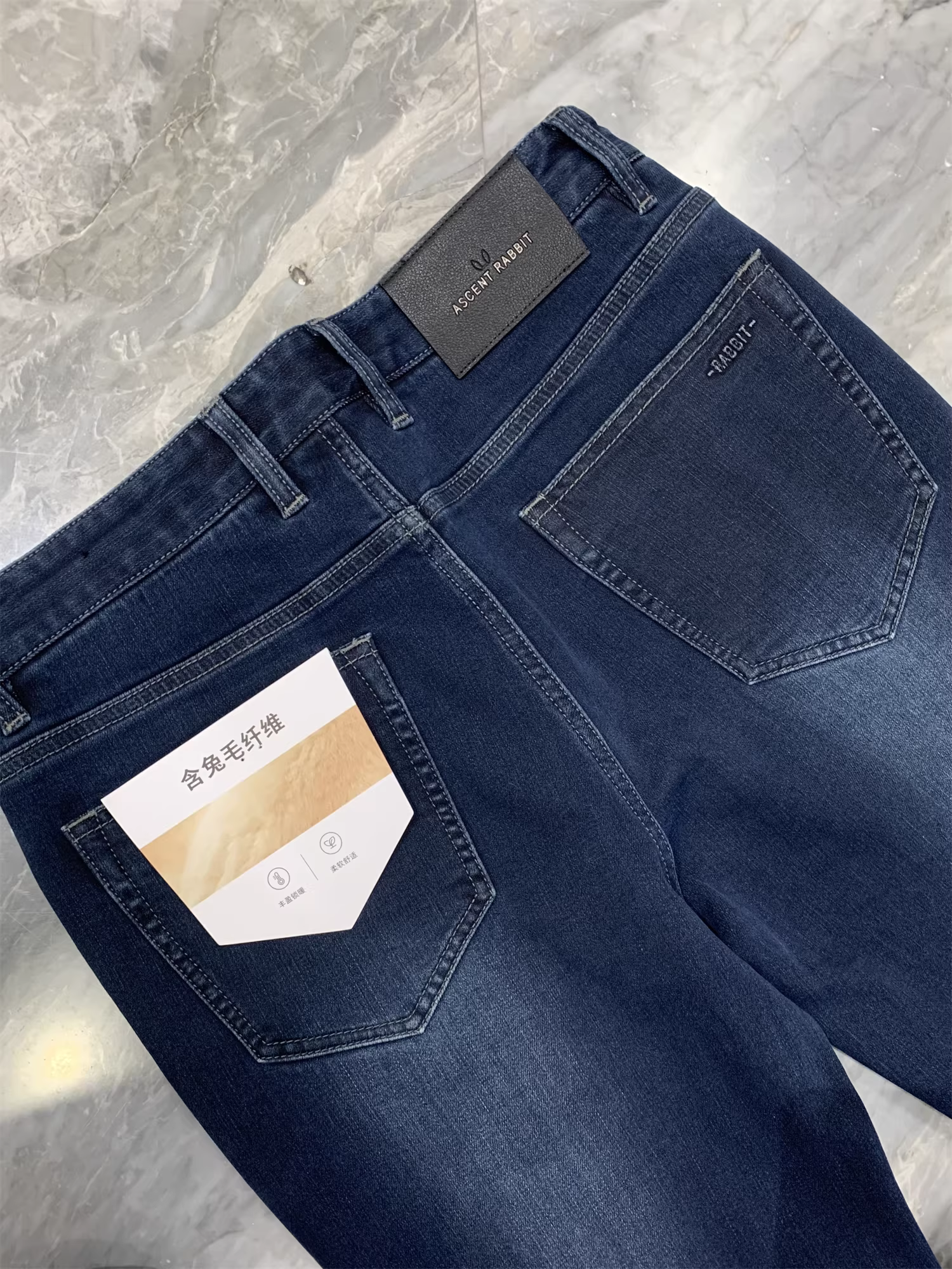 Don Quixote Quần jean lông thỏ sáng tạo! Quần jean thông thường đa năng, thoáng khí như mây, nhiệt độ không đổi, độ đàn hồi cao dành cho nam giới vào mùa thu đông.