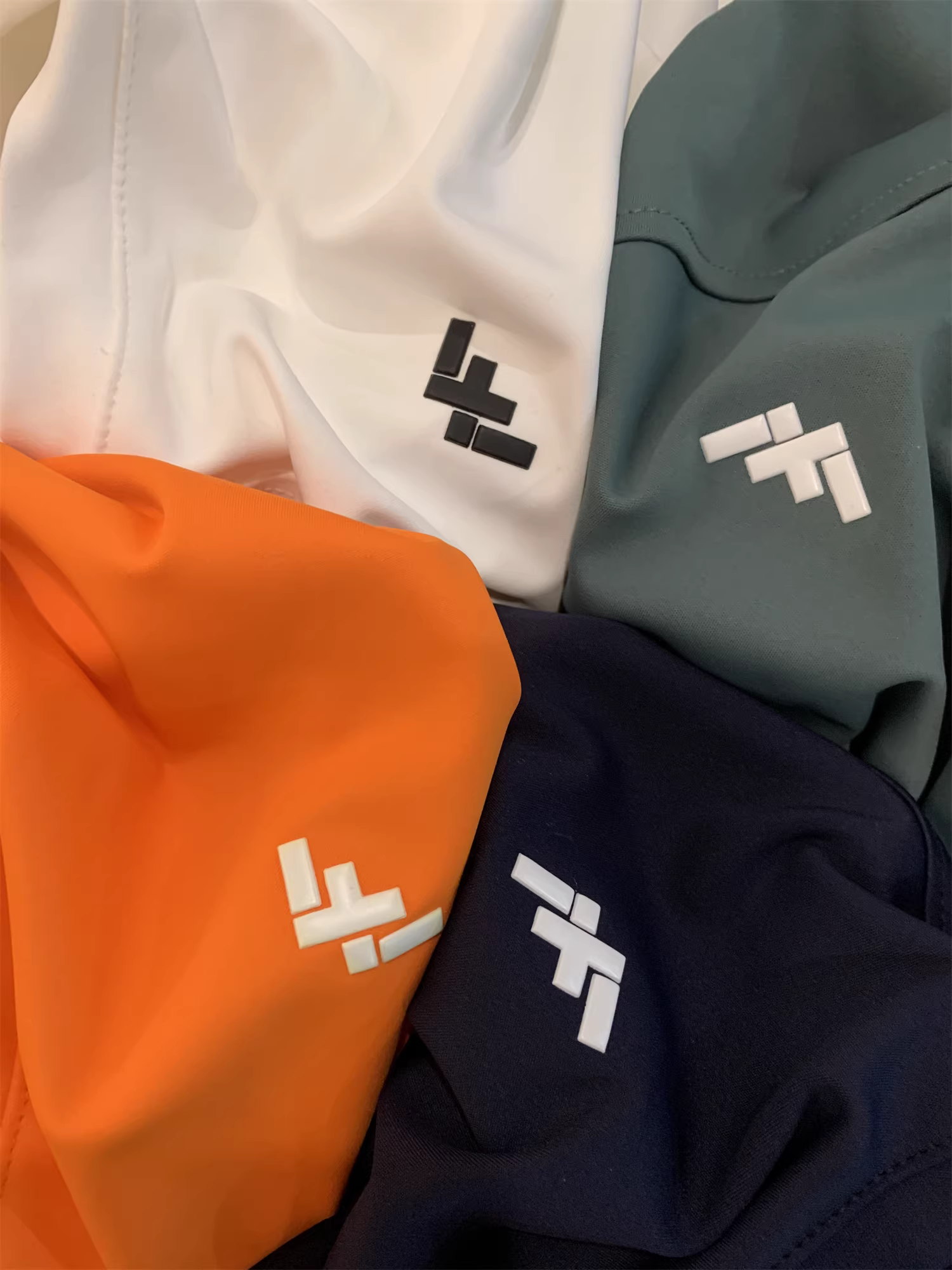 Áo thun ngắn tay đơn giản và đa năng dành cho cặp đôi thể thao và giải trí cao cấp của Don Quixote Ý Leavo Johnson