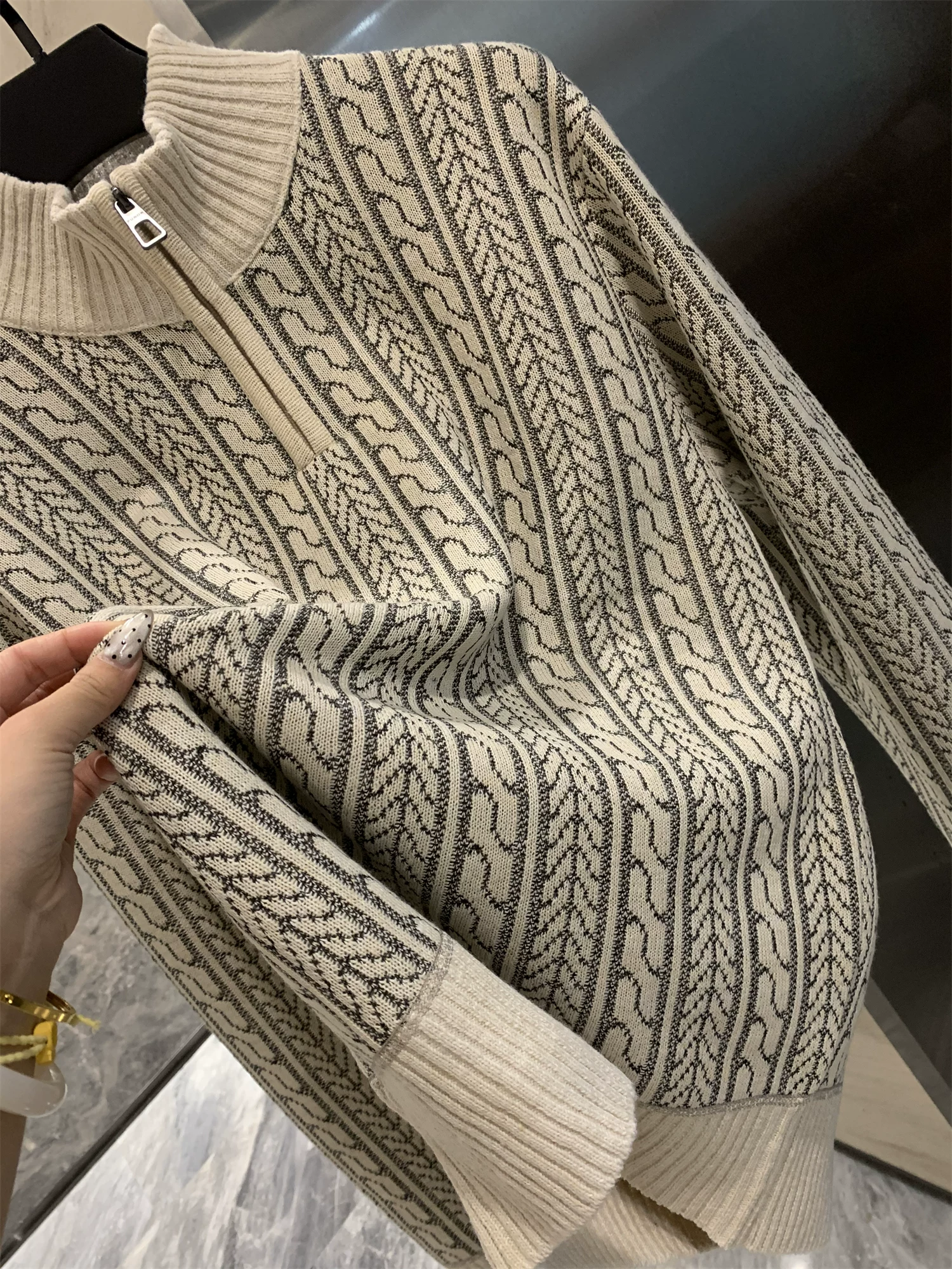 Don Quixote, thật sang trọng! Mềm mại và thân thiện với làn da! Áo len dệt kim cổ đứng nửa khóa kéo, phong cách giản dị và đa năng dành cho nam.