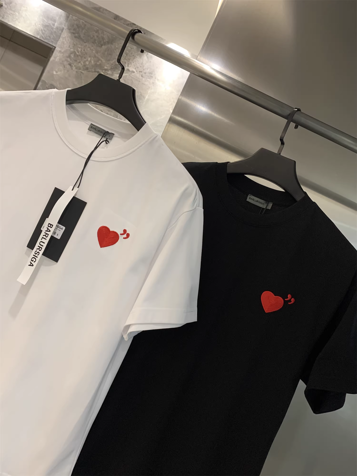 Dòng thiết kế Don Quixote! Thêu tinh tế! Xu hướng áo thun ngắn tay dáng rộng thoải mái phong cách cặp đôi mùa hè.