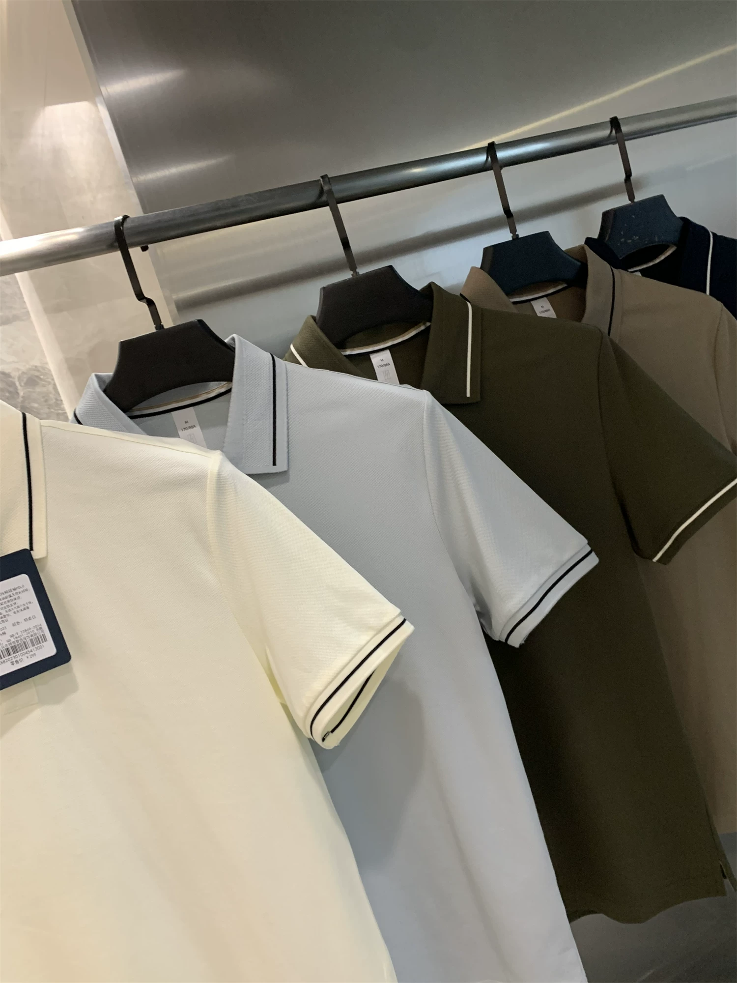 Dòng sản phẩm Don Quixote Light Business! Chất liệu cotton Pique! Áo polo ngắn tay, chất liệu mềm mại, bay bổng với cổ áo phối màu tương phản.