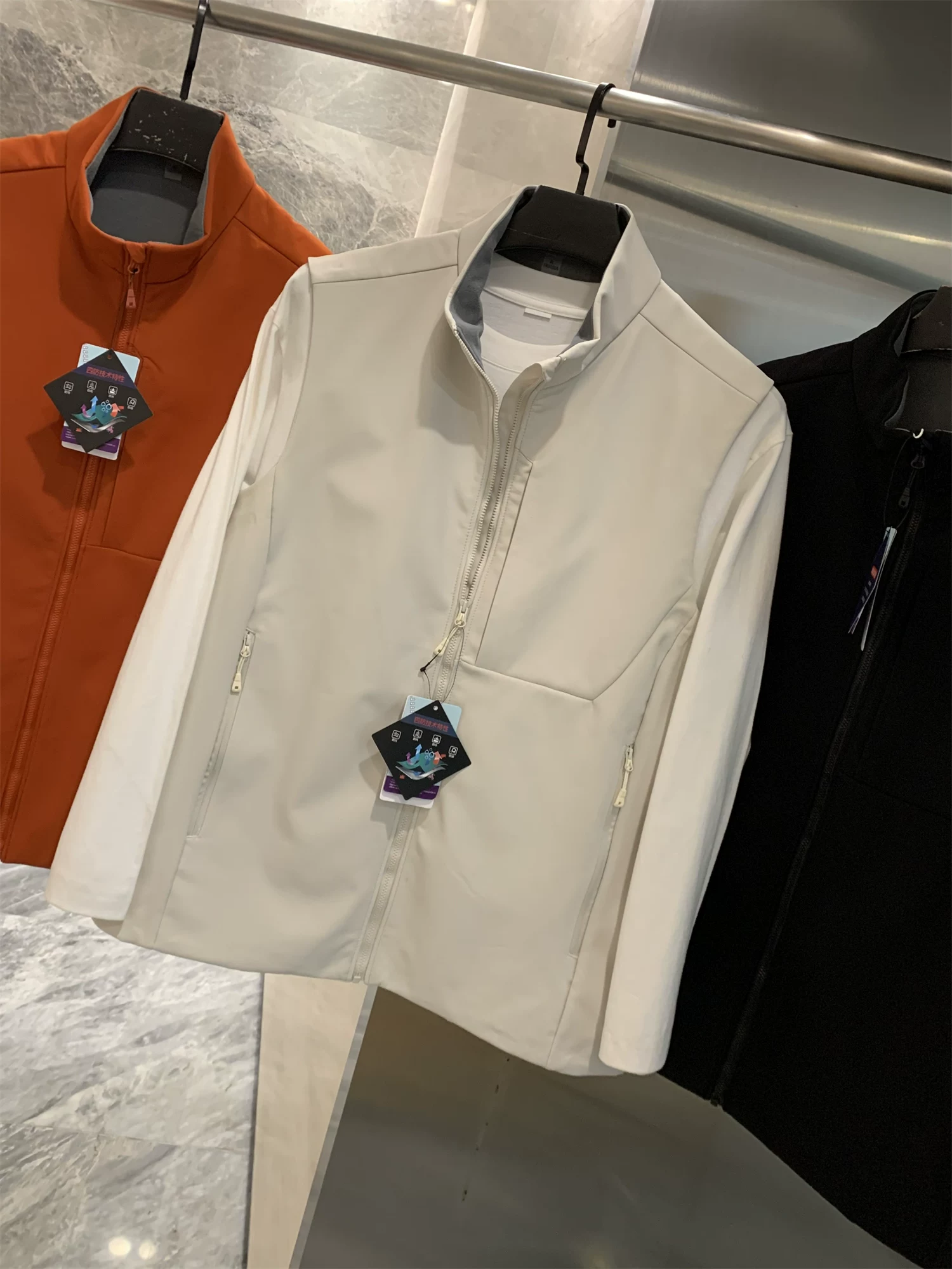 Don Quixote may vá các đường may bằng băng chống thấm nước! Lớp lót lông cừu ấm áp! Áo khoác vest cổ đứng ấm áp và thoáng khí hợp thời trang