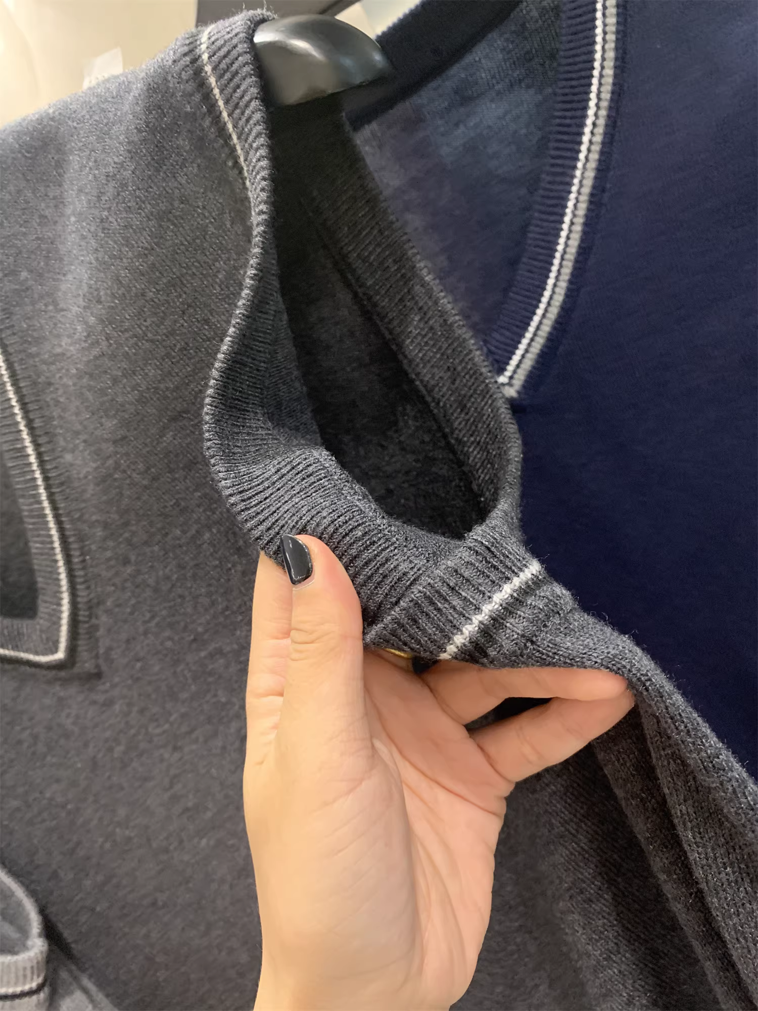 Phong cách Don Quixote bất hủ! Chất liệu len pha! Áo len nam cổ V phối màu mùa thu đông.