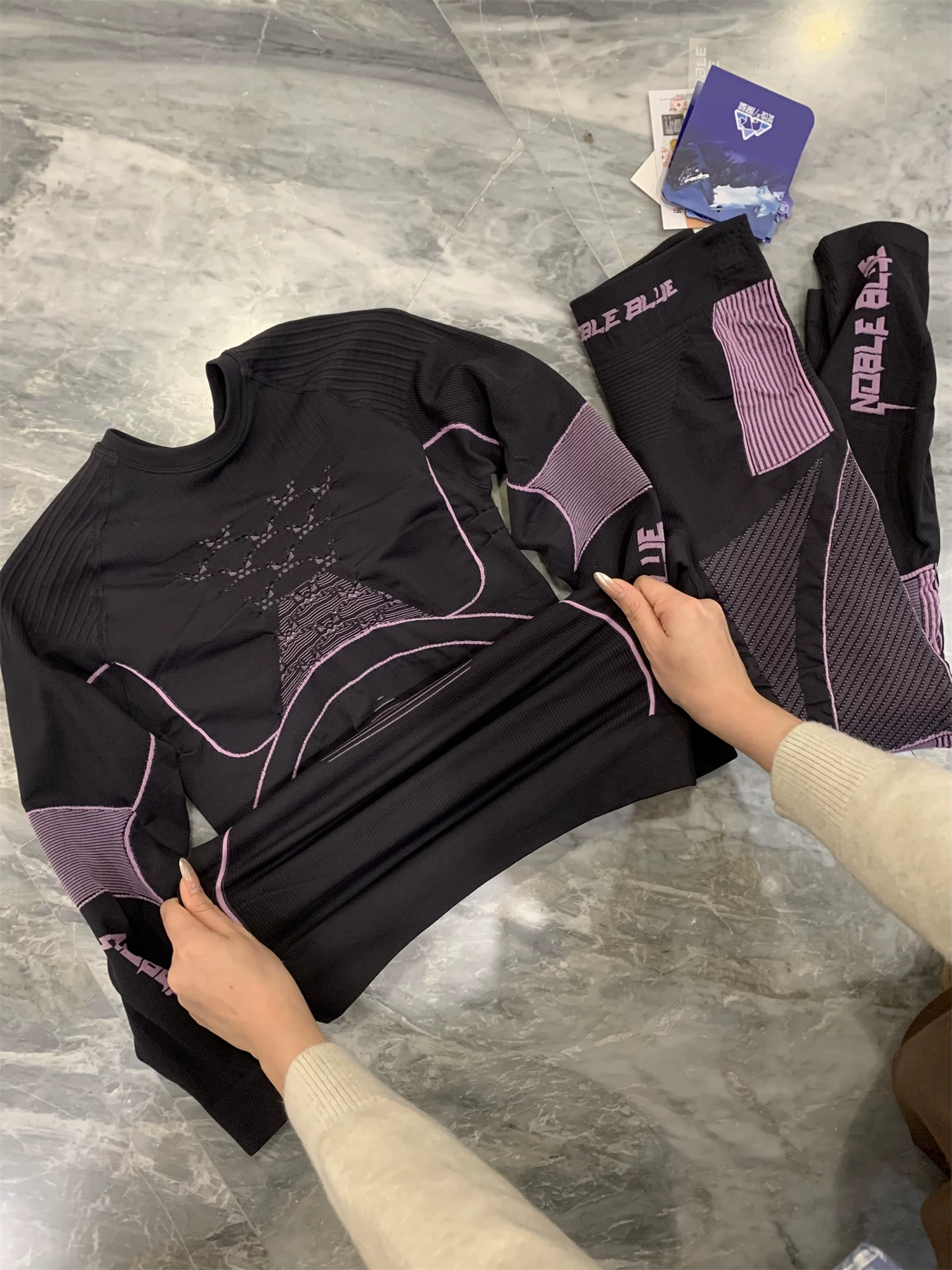 Don Quixote được thiết kế nhân tạo! Bộ đồ lót giữ nhiệt mùa thu đông dành cho nam và nữ có chức năng giữ nhiệt, quần áo bó sát.