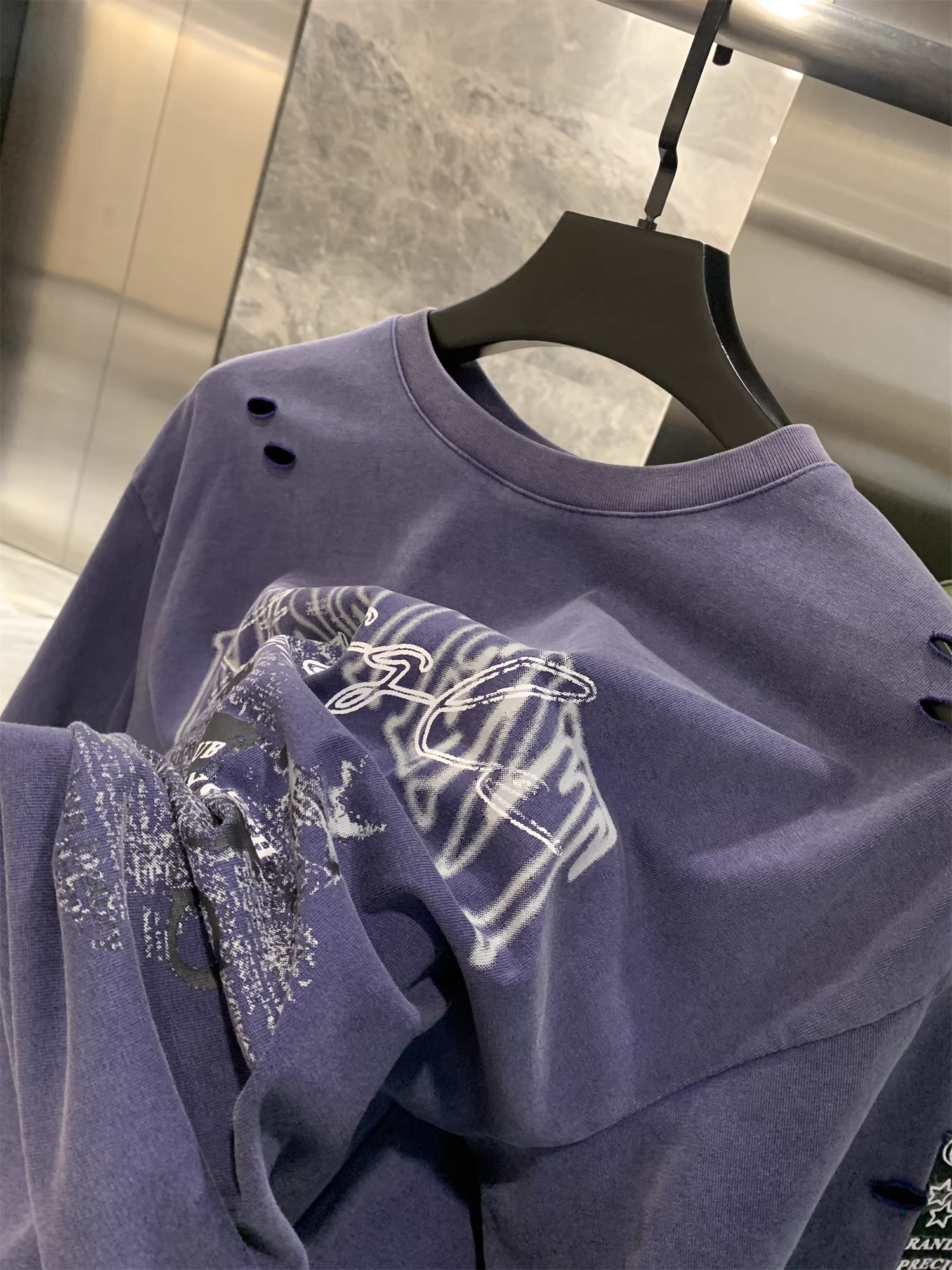 Don Quixote cực chất! Chất liệu dày dặn, đã qua xử lý làm cũ! Có lỗ thủ công! Áo thun tay ngắn, kiểu dáng cặp đôi, rộng rãi, thoải mái.