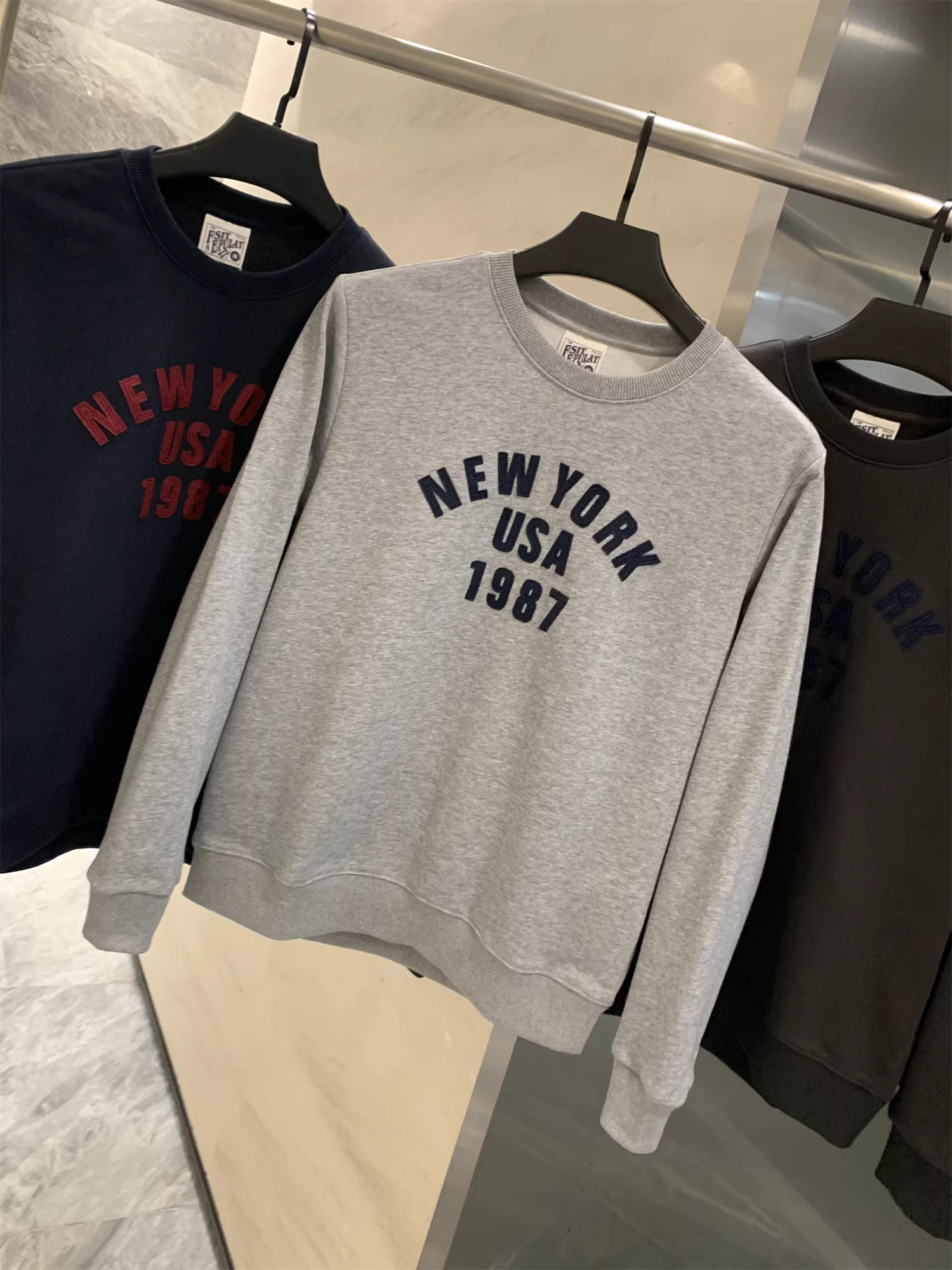 Áo thun Don Quixote ODM! Chất liệu cotton chải kỹ! Áo sweatshirt cổ tròn tay dài phối họa tiết thêu, phong cách năng động và đa năng, hợp thời trang.