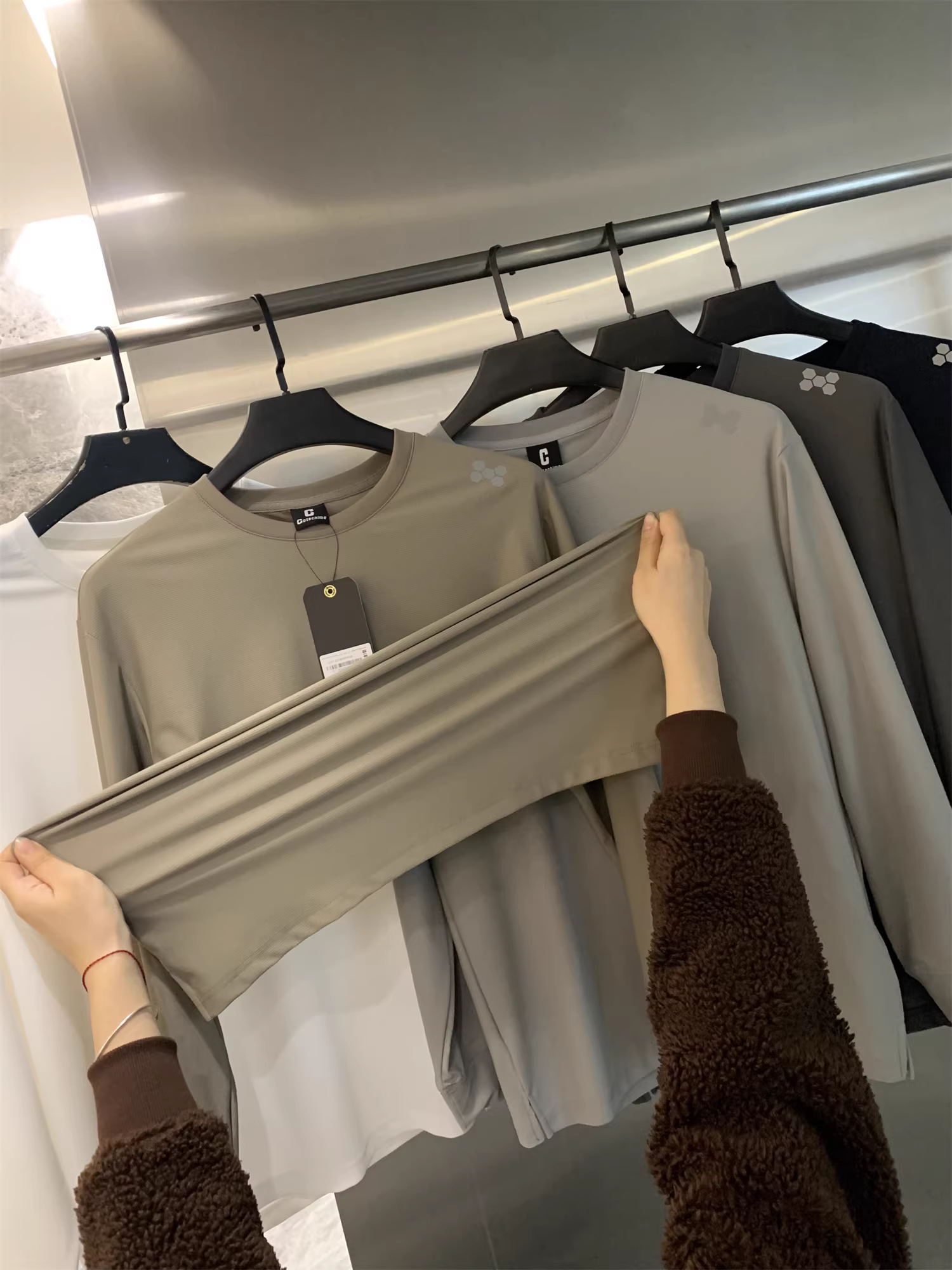 Dòng áo thun Don Quixote High Elastic Ice Silk! Áo thun cổ tròn chất liệu lưới mịn, thân thiện với da, thấm hút mồ hôi, thoáng khí, nhanh khô, co giãn cao.