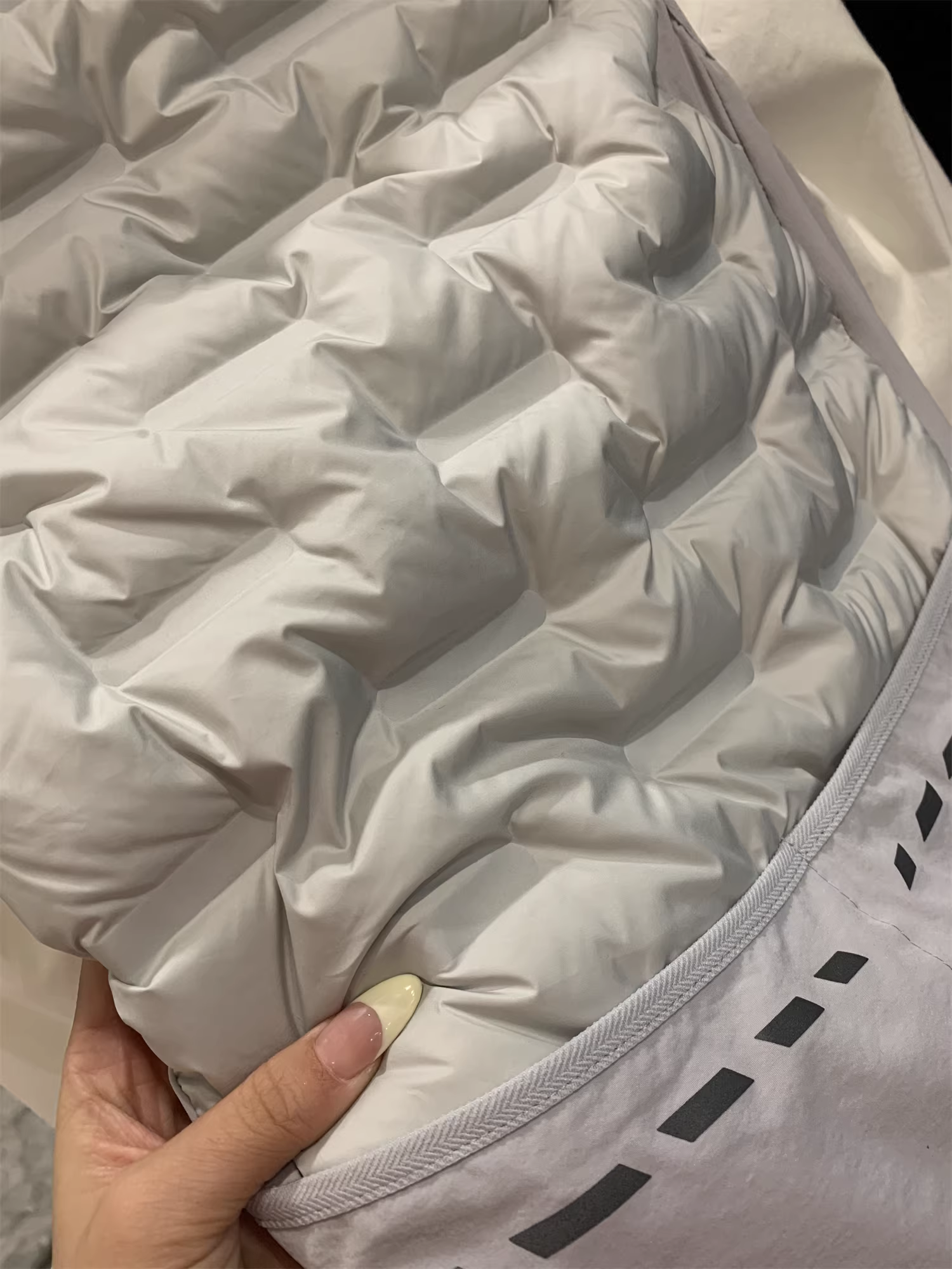 Dòng sản phẩm Don Quixote Light! Áo phao lông ngỗng 90% mềm mại! Áo phao nhẹ và ấm áp mùa đông dành cho nam và nữ, thích hợp sử dụng ngoài trời.