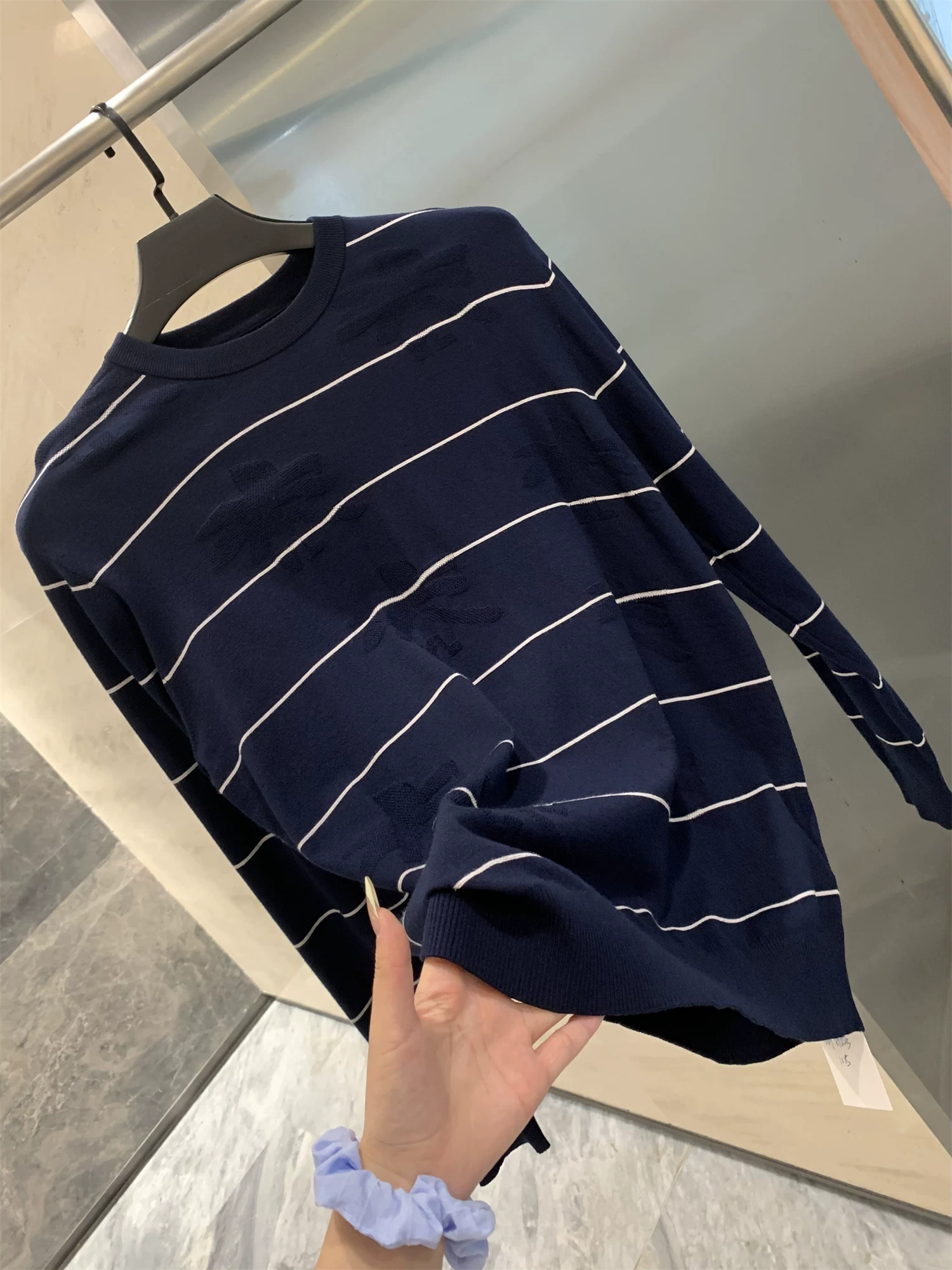 Đồ của Don Quixote G! Họa tiết jacquard tối màu! Áo len dệt kim dài tay cổ tròn thoáng khí, thân thiện với da, sọc mịn, dành cho nam giới, thích hợp cho mùa thu đông.