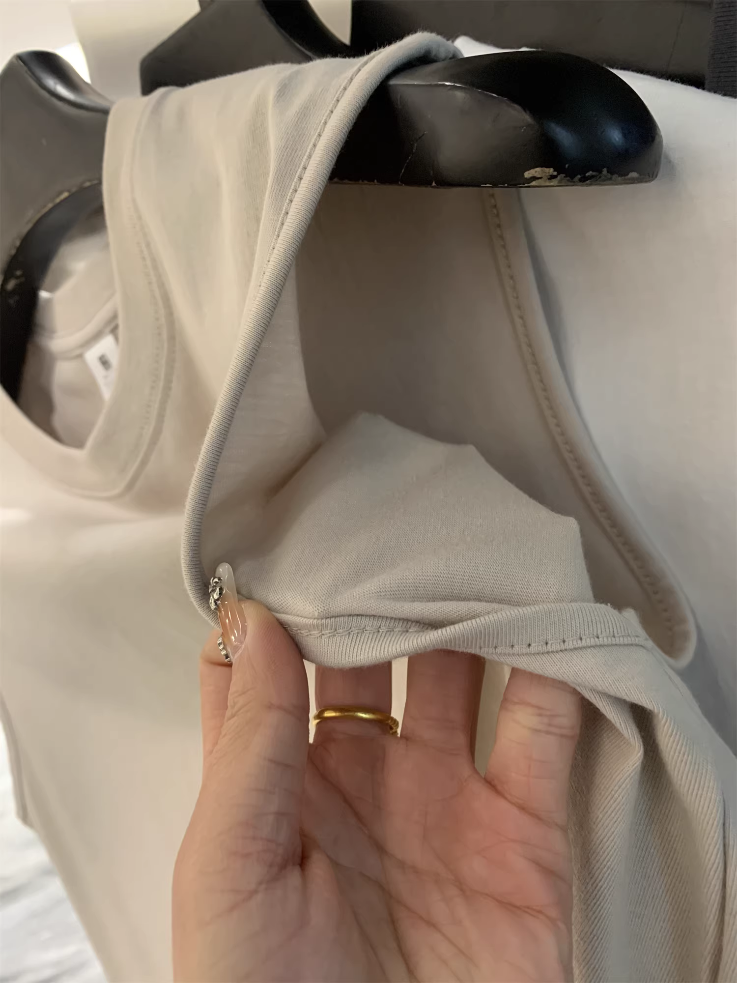 Don Quixote, mỗi người lấy 2 chiếc! Màu trơn cơ bản! Áo vest cổ tròn mềm mại, giản dị, đa năng dành cho nam giới vào mùa hè.