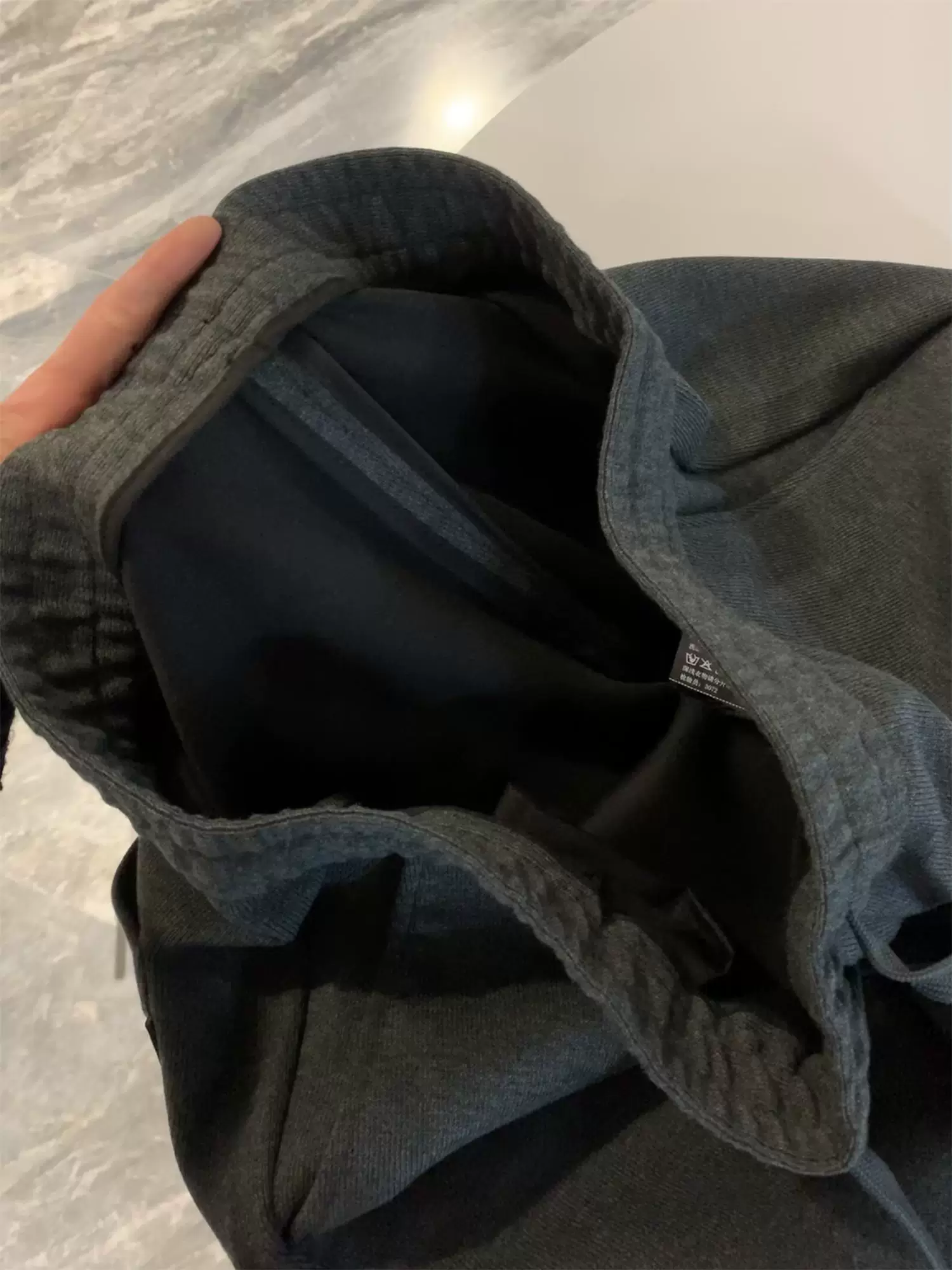 Don Quixote là một sản phẩm được đánh giá cao! Quần âu nam dày dặn, ấm áp, có dây rút, bo gấu, thích hợp cho mùa thu đông.