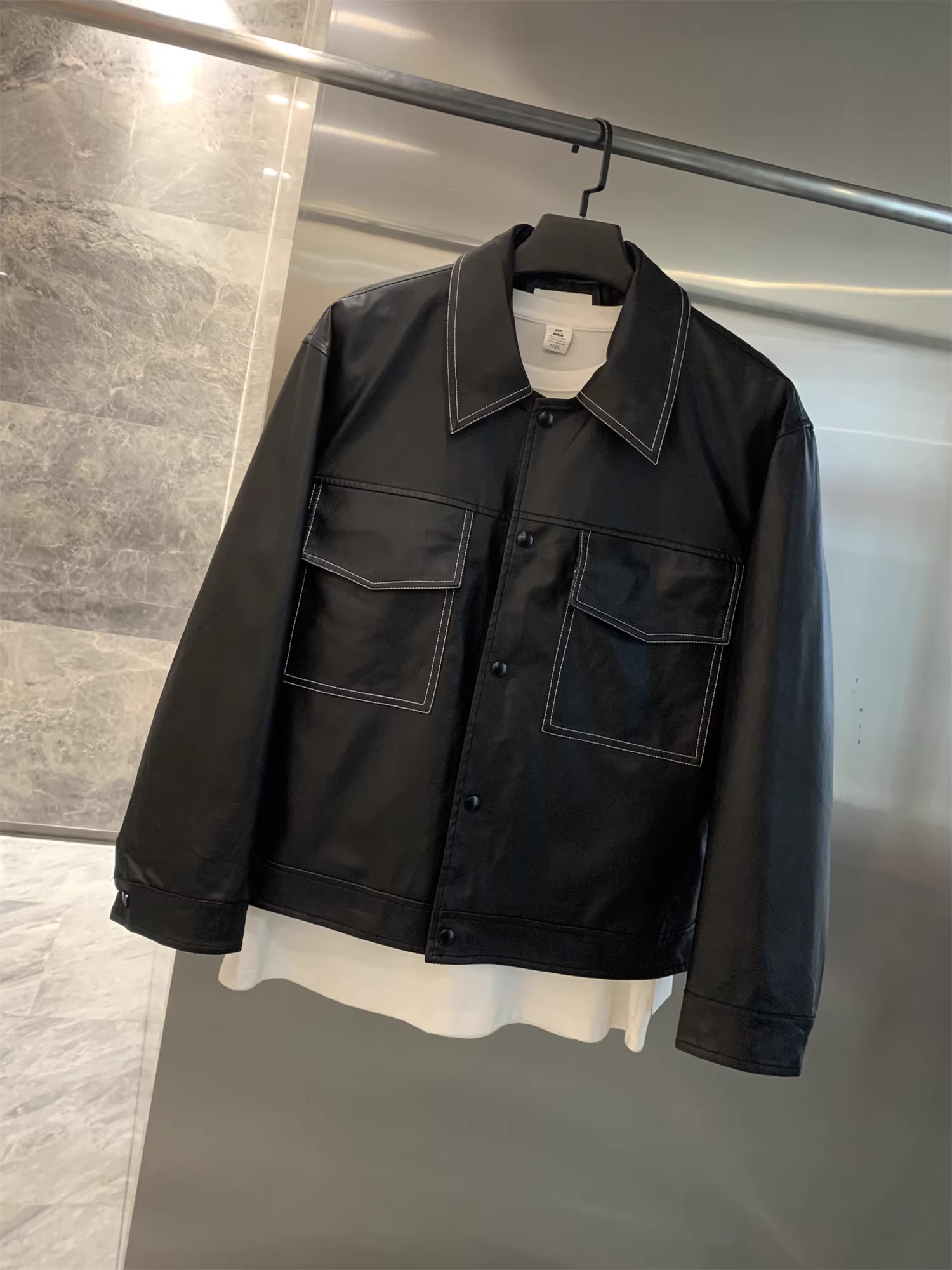 Áo khoác da kiểu dáng thời trang! Mặt ngoài bằng da PU! Đường may tinh tế với lớp hoàn thiện bóng mượt, cổ áo kiểu dáng lịch lãm.