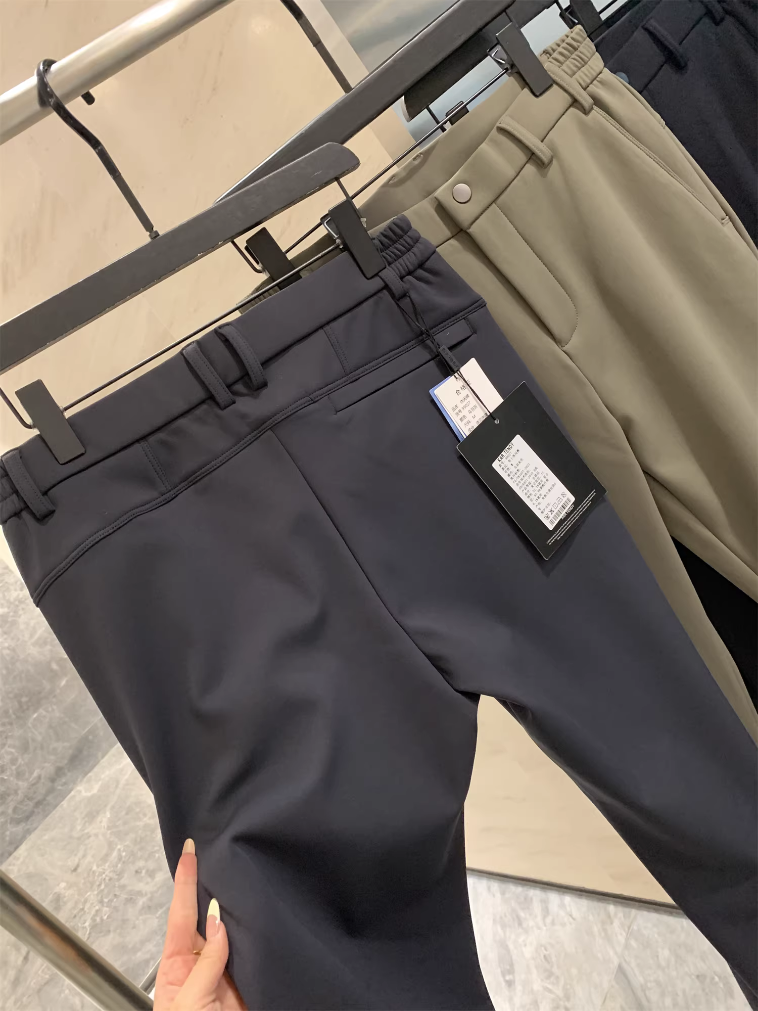 Don Quixote mang phong cách kinh doanh giản dị! Lớp lót lông cừu tích hợp và được làm dày! Quần âu ống đứng màu trơn ấm áp mùa thu đông dành cho nam.