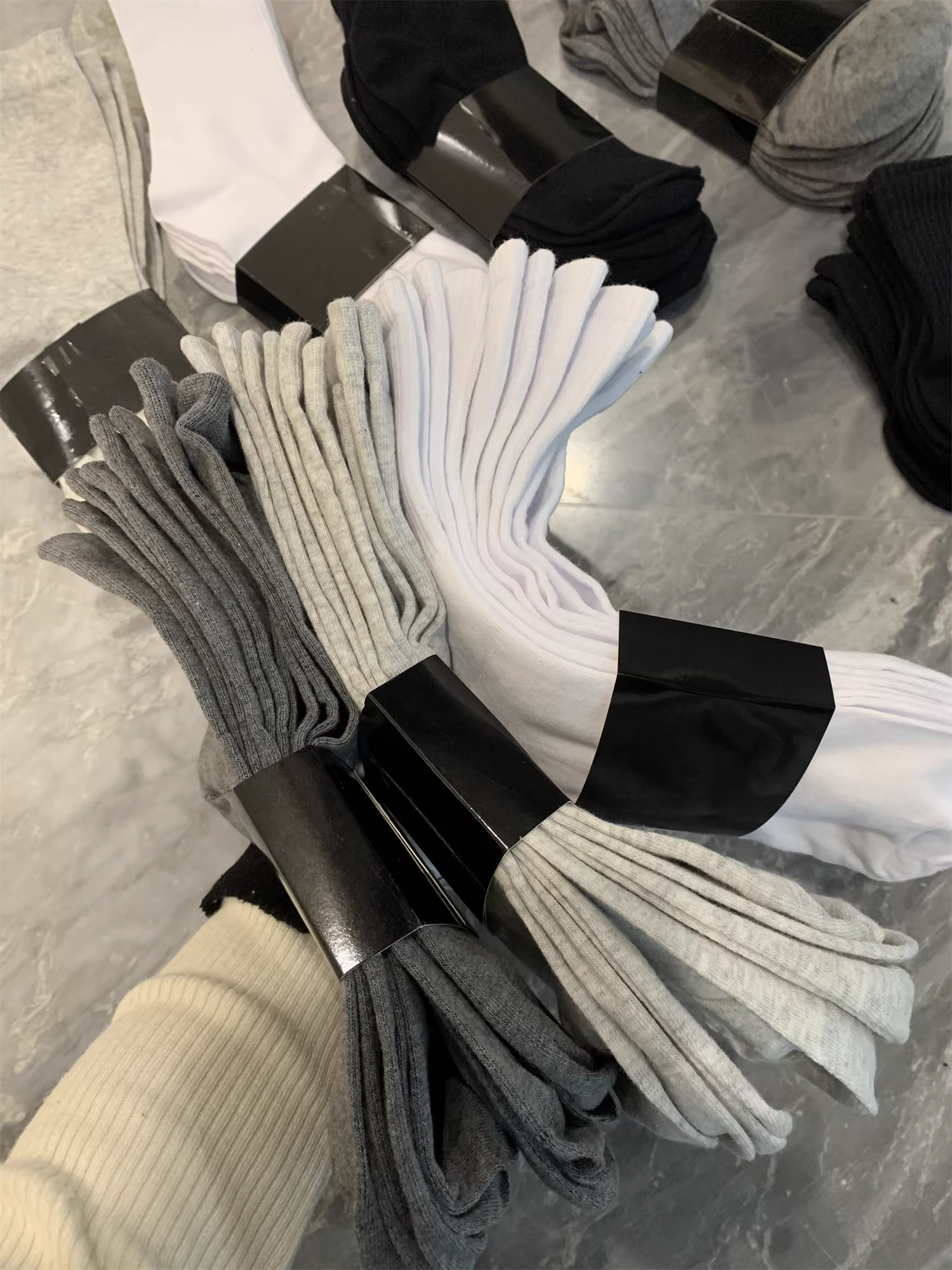 Don Quixote, một gói gồm năm đôi! Tất cotton pha, thấm hút mồ hôi, thoáng khí, màu trơn, tất cơ bản đa năng dài đến giữa bắp chân dành cho nam.