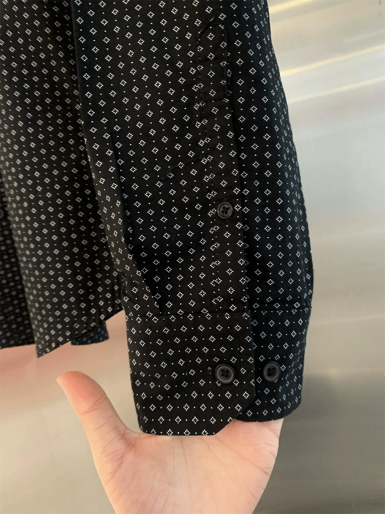 Don Quixote đến Thụy Điển! Thiết kế hoa văn chấm bi! Áo sơ mi dài tay đa năng, phong cách thường ngày dành cho nam.