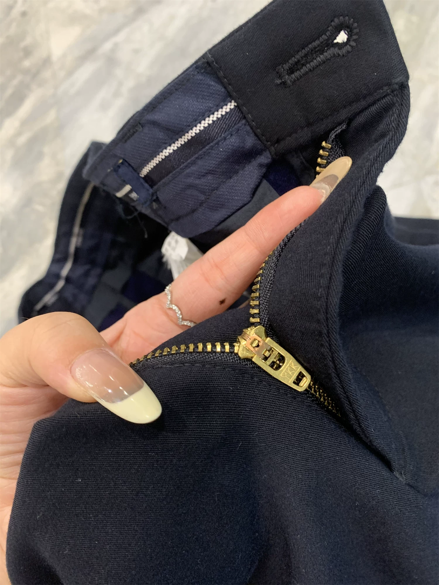 Don Quixote H series là dòng sản phẩm cổ điển! Chất liệu len pha! Quần âu thẳng dáng xuông, phong cách kinh doanh lịch sự dành cho nam, thích hợp cho mùa xuân và mùa thu.