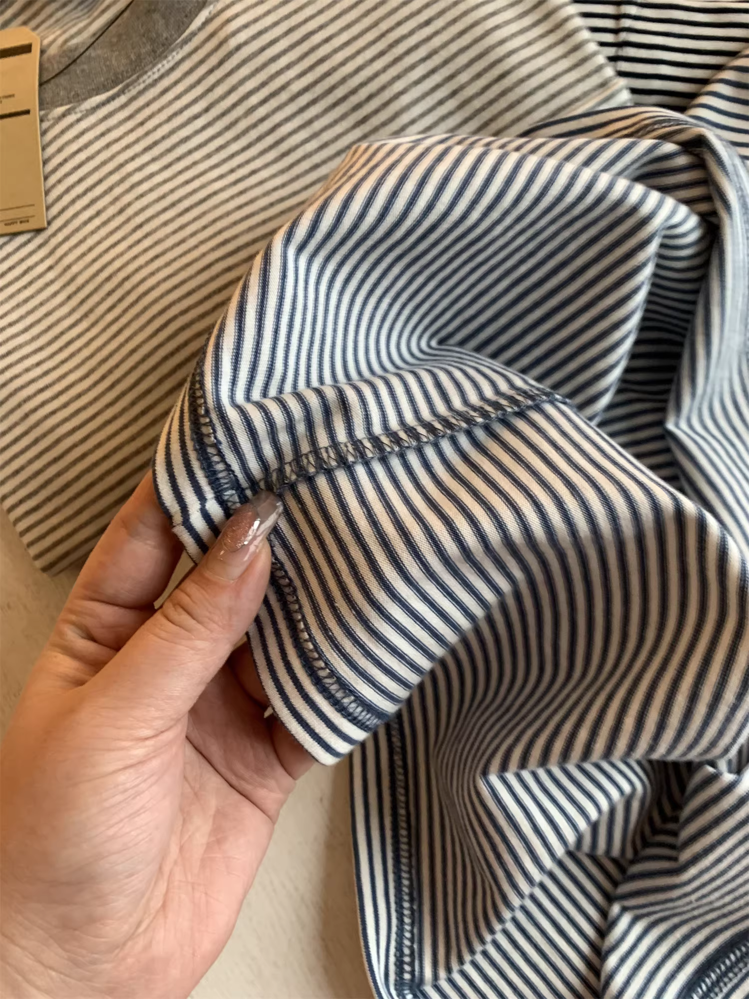 Áo thun nam tay ngắn cổ tròn, chất liệu cotton nguyên chất, đã qua xử lý giặt và chải mềm mại! Thiết kế phối màu sọc, đa năng, có túi.