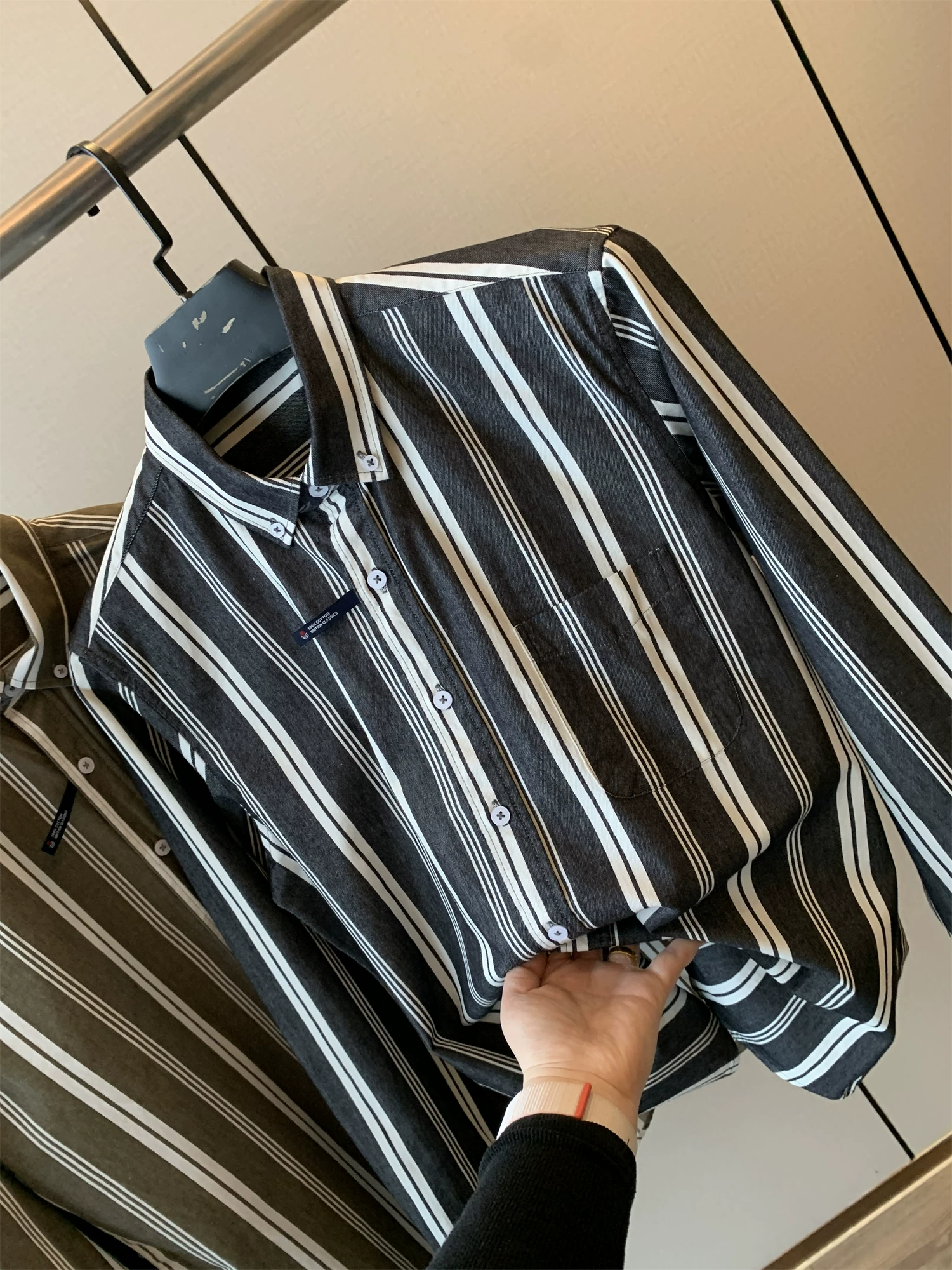 Đơn đặt hàng của công ty Don Quixote ODM! Áo sơ mi dài tay kẻ sọc cổ điển mùa xuân dành cho nam, chất liệu cotton chải mềm mại.