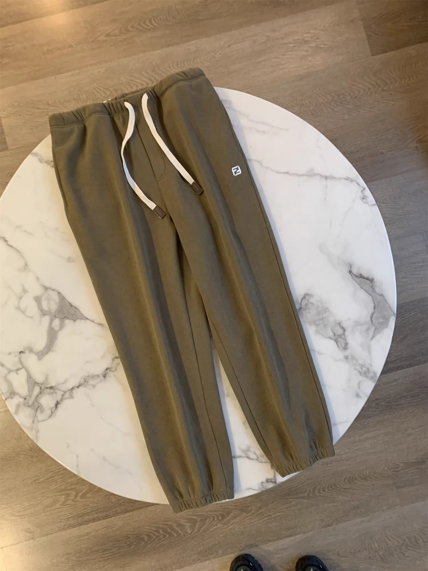 Quần vải dù dệt kim Don Quixote! Có lớp lót lông cừu và dày dặn cho mùa thu đông, lưng thun co giãn, quần ống lửng, quần thể thao nam.