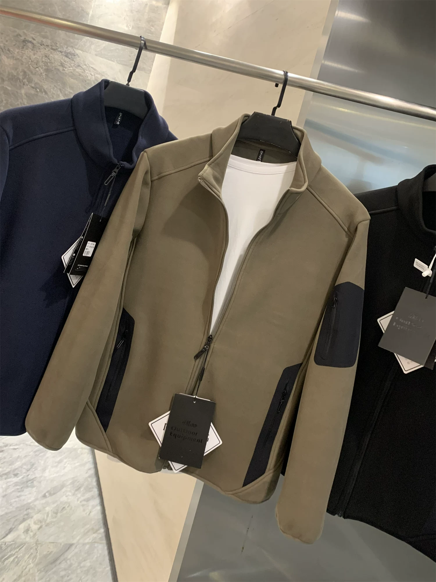 Công nghệ lông cừu hai mặt ngoài trời Don Quixote! Túi được may kín! Áo khoác cổ đứng mùa thu đông ấm áp và thân thiện với làn da.