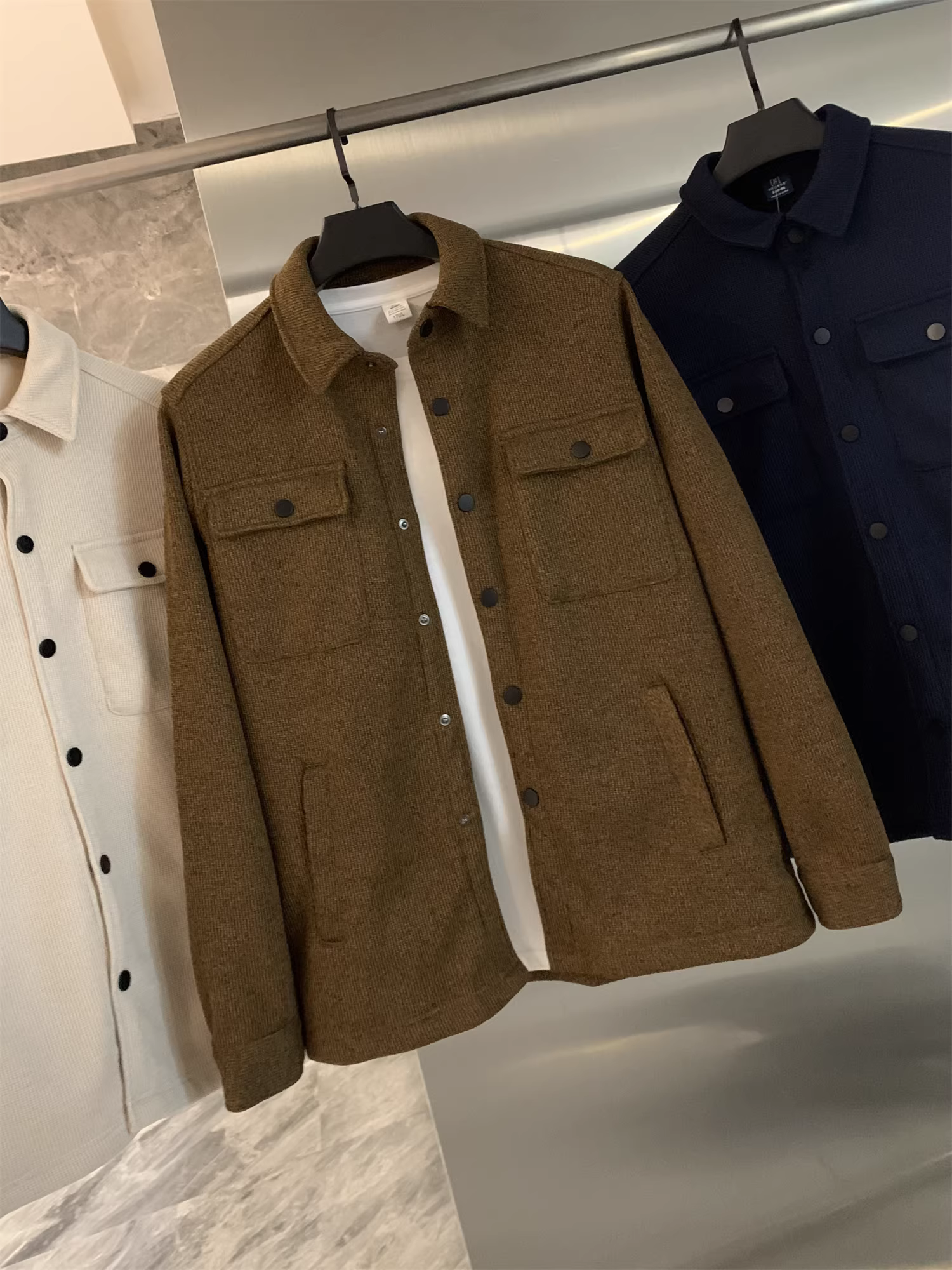 Don Quixote, hãy đi theo phong cách Mỹ! Thêm lớp lông cừu để giữ ấm! Áo khoác dệt kim kiểu Mỹ, phong cách thường ngày, nhẹ nhàng, thích hợp cho công việc ngoài trời, hợp thời trang.