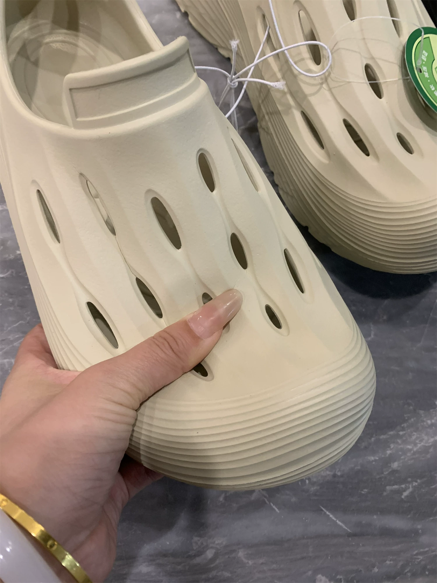 Cảm giác như bước trên phân của Don Quixote! Tích hợp EVA! Giày đi biển đế dày, kiểu dáng xu hướng dành cho nam mùa hè, kiểu clog.