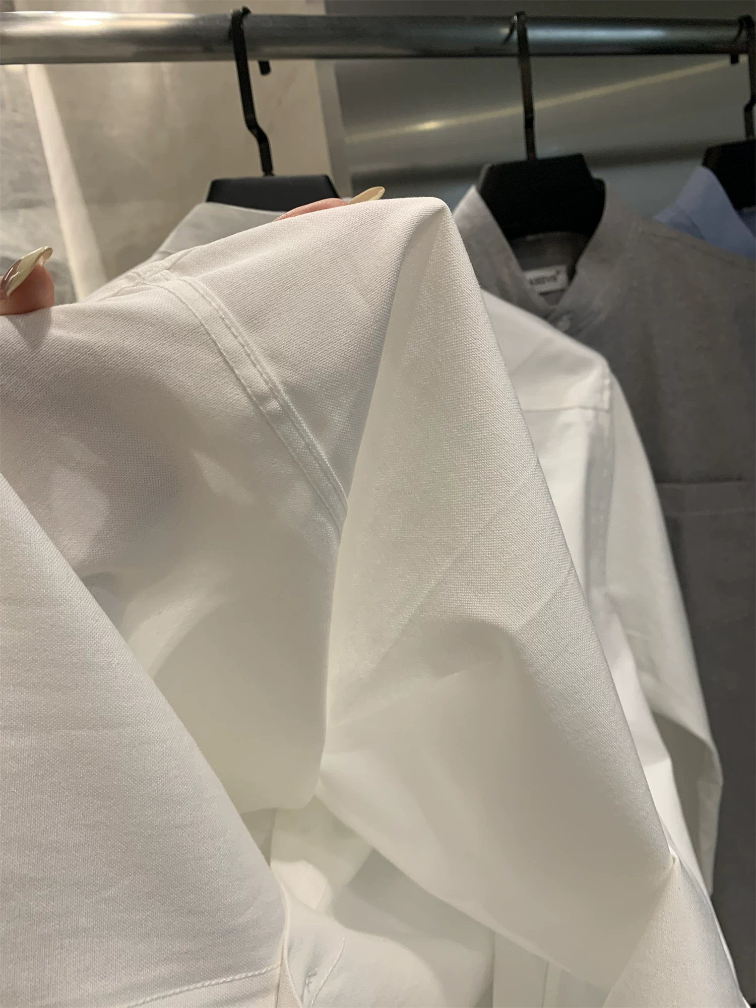 Dòng thiết kế của Don Quixote của Đan Mạch! Chất liệu vải Oxford hoàn toàn bằng cotton! Áo sơ mi dài tay màu trơn thêu màu tương phản