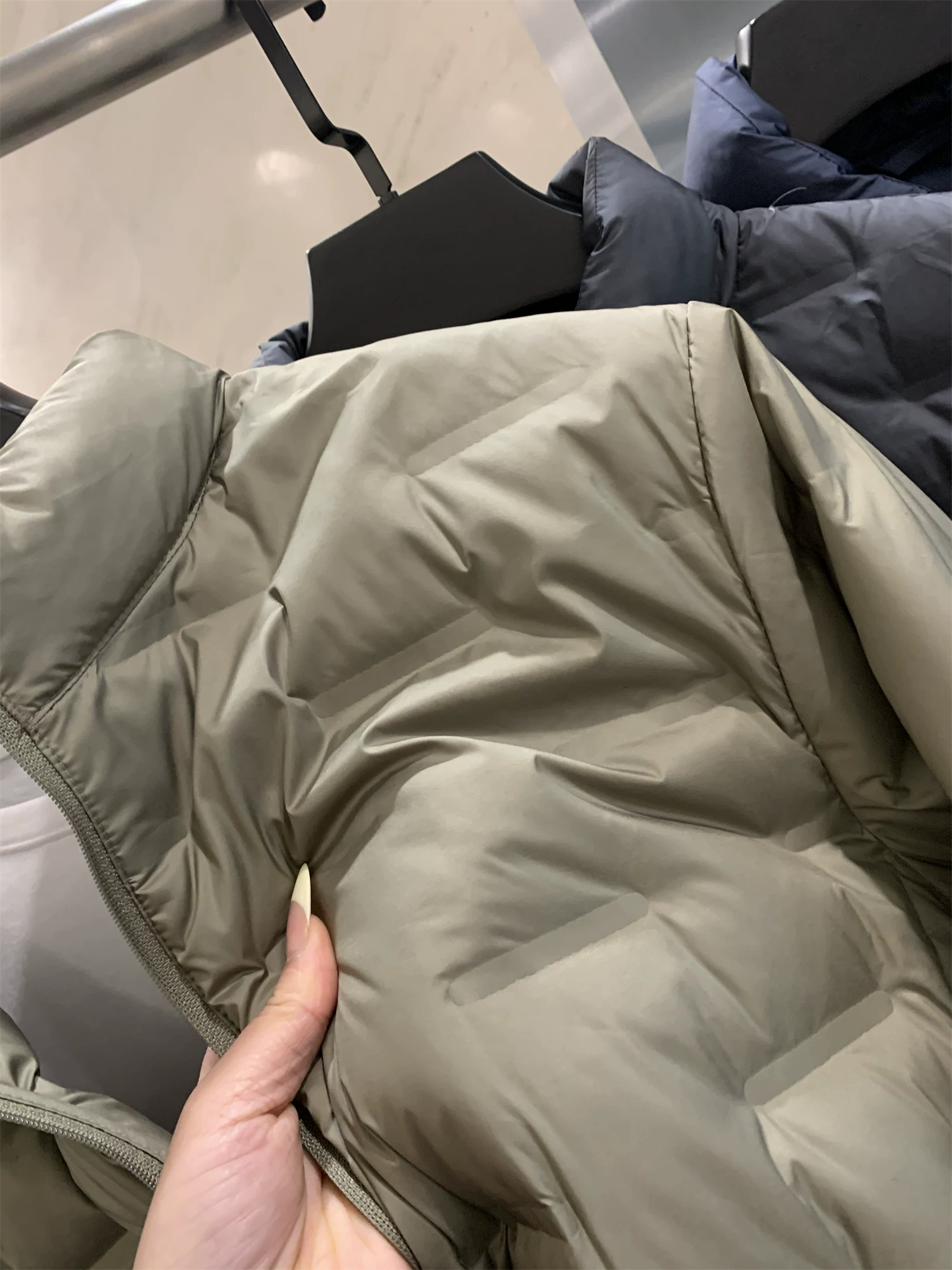 Don Quixote Bắc Mỹ Ngoài trời! Đường may hoàn toàn liền mạch! Áo khoác phao nam cổ đứng nhẹ và ấm áp mùa đông.