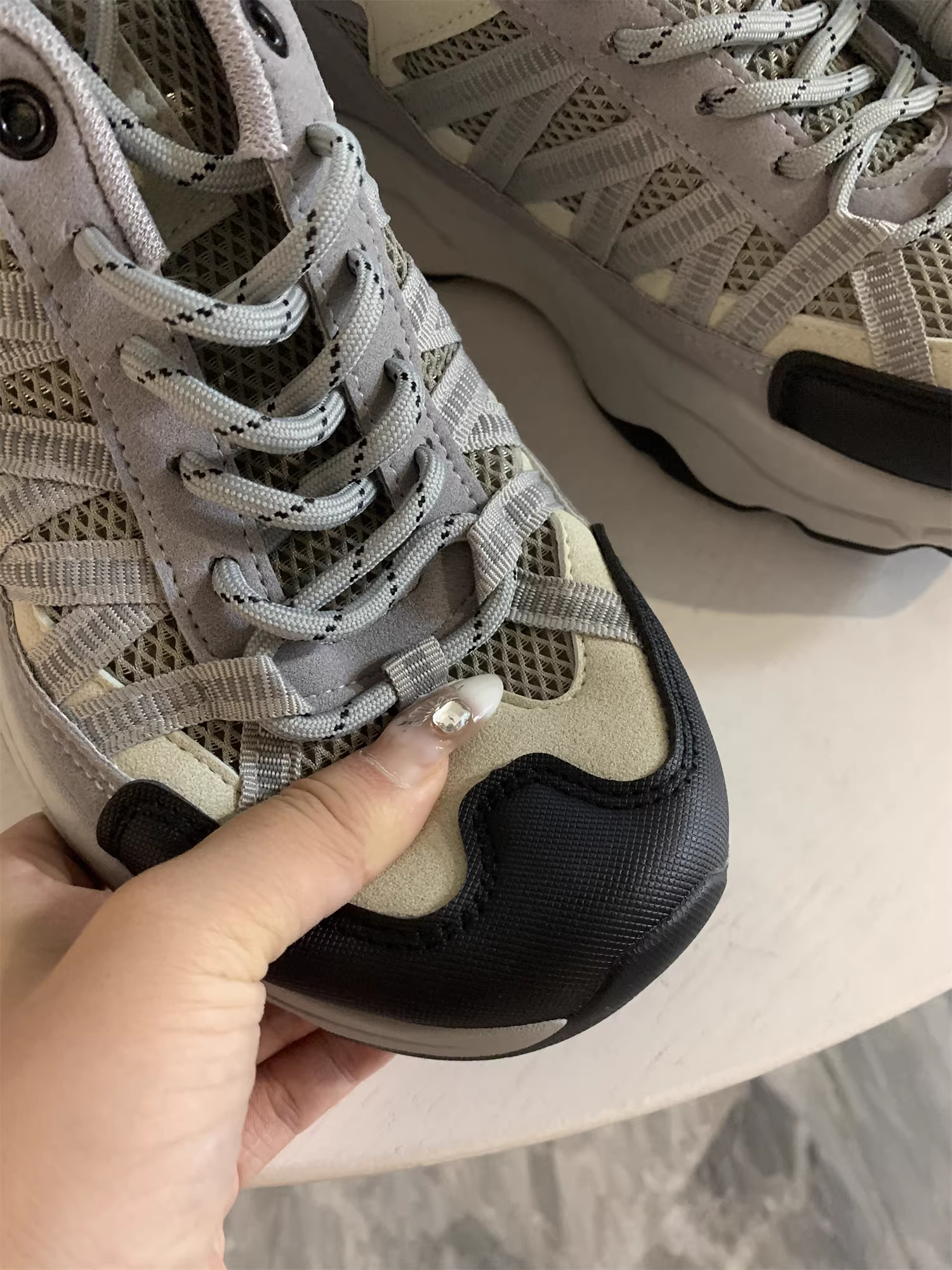 Don Quixote trông rất tuyệt trên mạng! Chống trơn trượt, chống mài mòn, thoải mái và thoáng khí! Giày chạy bộ buộc dây đi bộ đường dài ngoài trời dành cho nam.