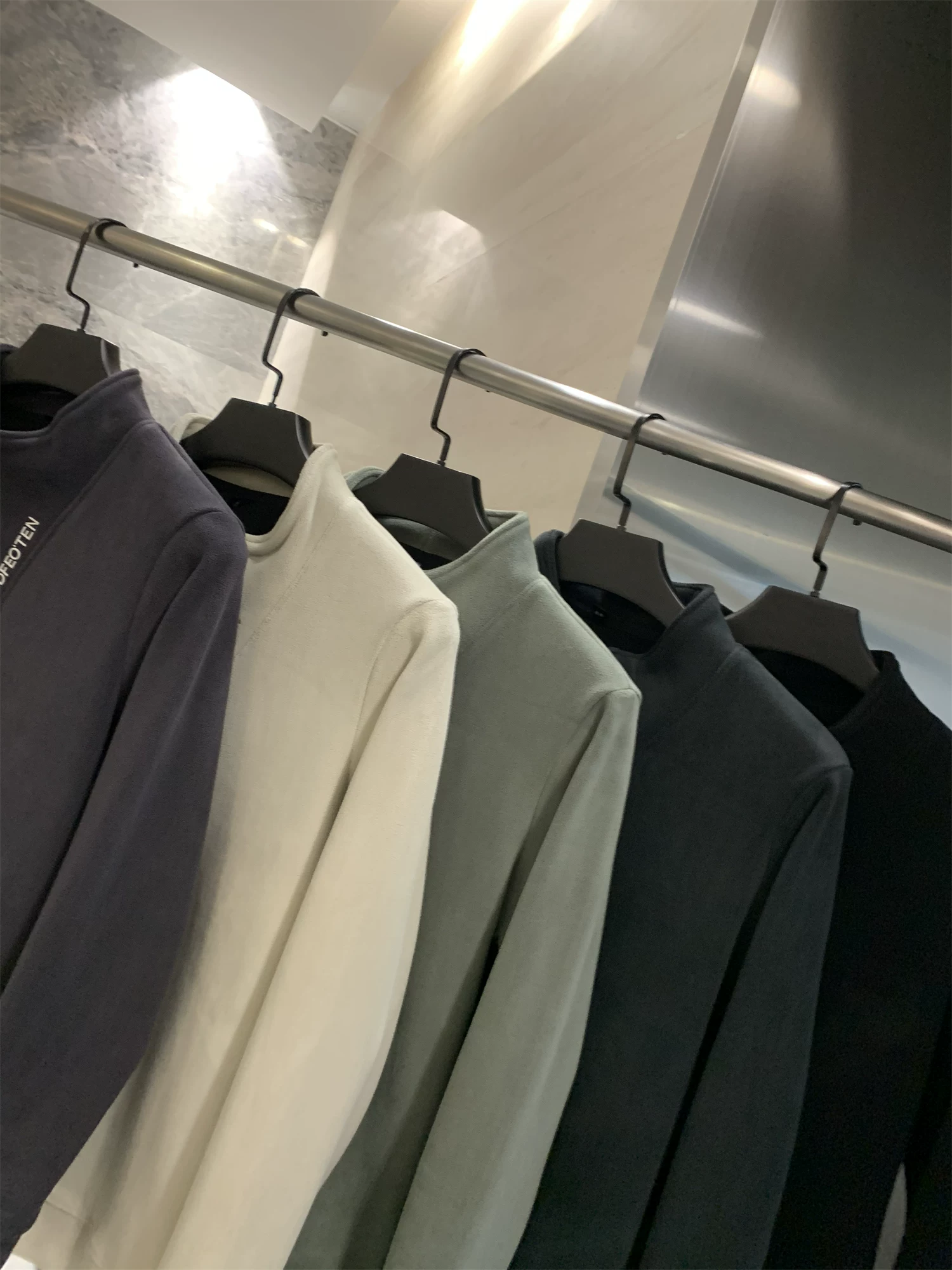 Áo len lông cừu toàn thân may đo theo yêu cầu Don Quixote! Áo len lông cừu cổ đứng nửa khóa kéo dày dặn và ấm áp dành cho nam.