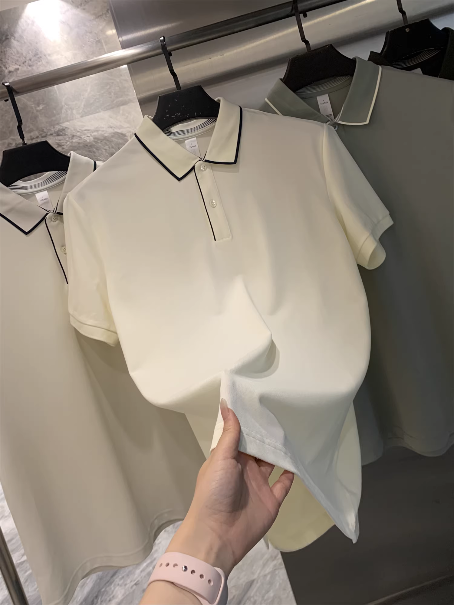 Don Quixote rất giản dị và thanh lịch! Áo polo mùa hè kiểu dáng công sở thanh lịch, phối màu thời trang, cổ sơ mi và tay ngắn dành cho nam.