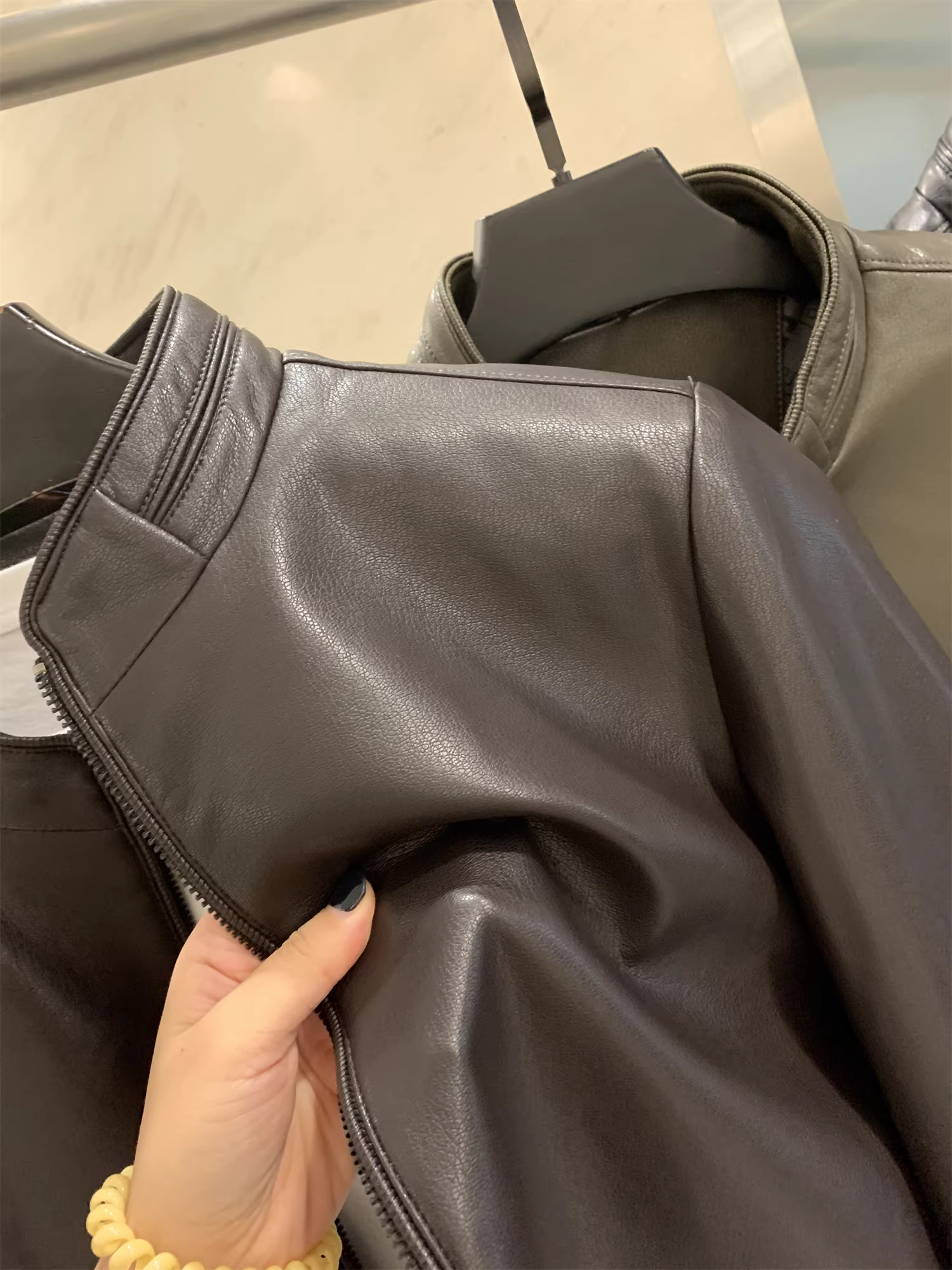 Don Quixote Gao Duan Jingkou chất liệu da PU! Kiểu dáng thời trang và rộng rãi! Áo khoác da chức năng cổ đứng nhỏ gọn mùa thu dành cho nam.