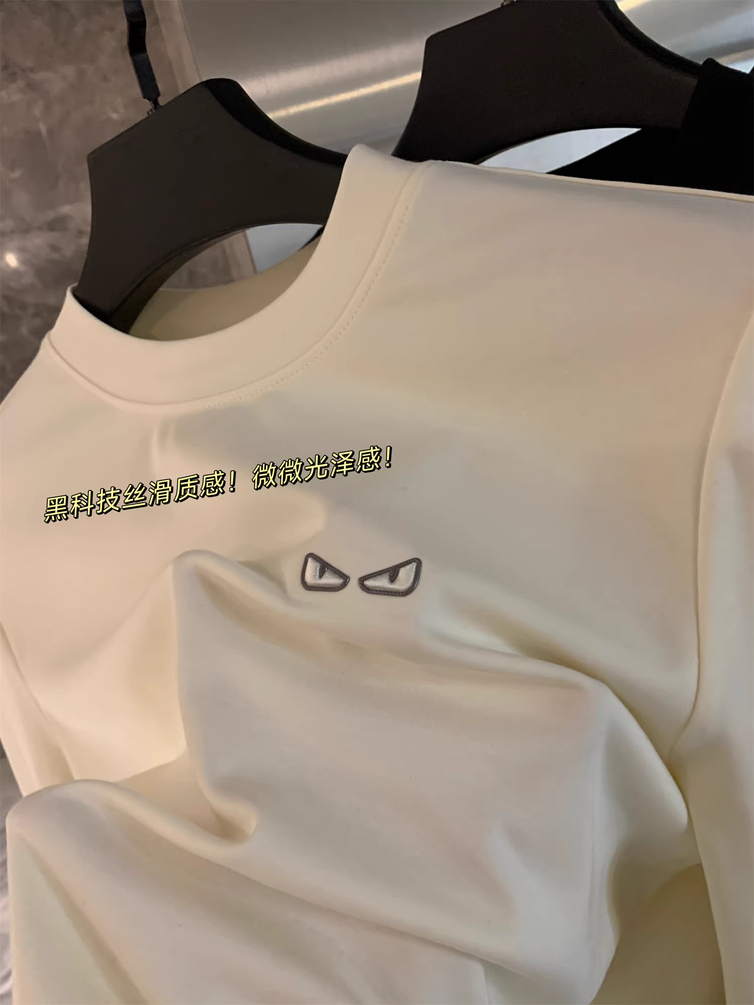 Dòng sản phẩm Don Quixote Z là một sản phẩm sang trọng! Sợi protein từ lông vũ! Áo sơ mi chất liệu cotton dài sợi, mềm mại, thân thiện với da, kiểu dáng đơn giản.