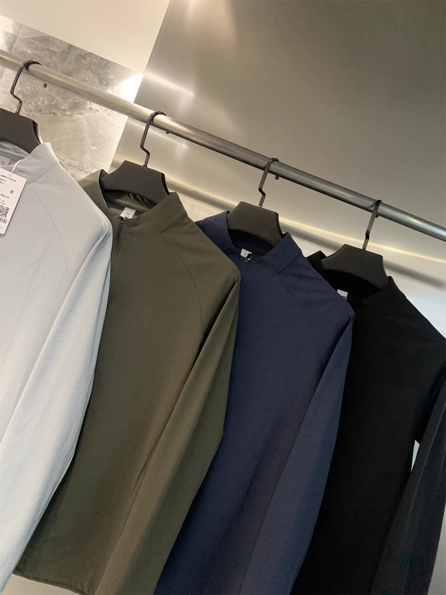 Quần áo ngoài trời chức năng dòng D của Don Quixote! Hút ẩm, nhanh khô, thoáng khí! Áo thun thể thao dài tay có khóa kéo nửa thân.