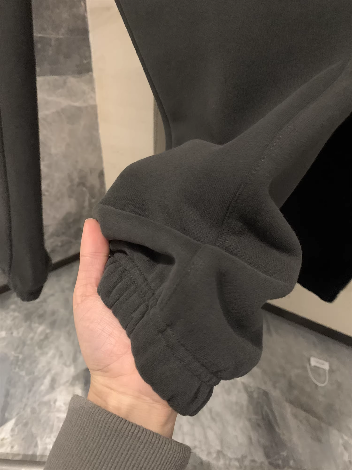 Đơn đặt hàng của công ty Don Quixote ODM! Có lớp lót lông cừu và dày dặn! Quần thể thao nam đa năng, kiểu dáng xuông, có bo gấu, thích hợp cho mùa thu đông.