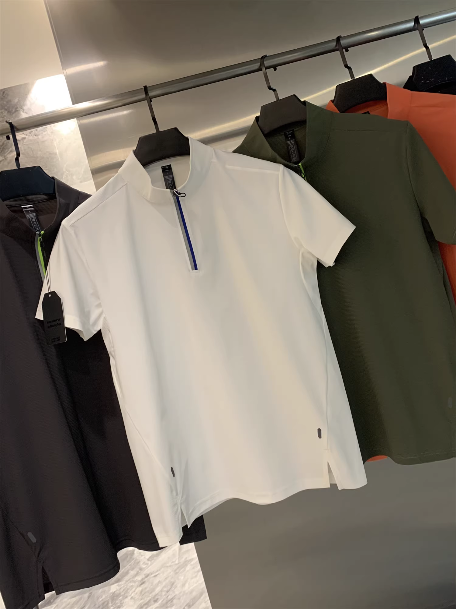 Áo sơ mi nam tay ngắn cổ đứng nửa khóa kéo, chất liệu jacquard, kiểu dáng đô thị năng động Don Quixote! Thoáng khí, nhanh khô, lý tưởng cho mùa hè!