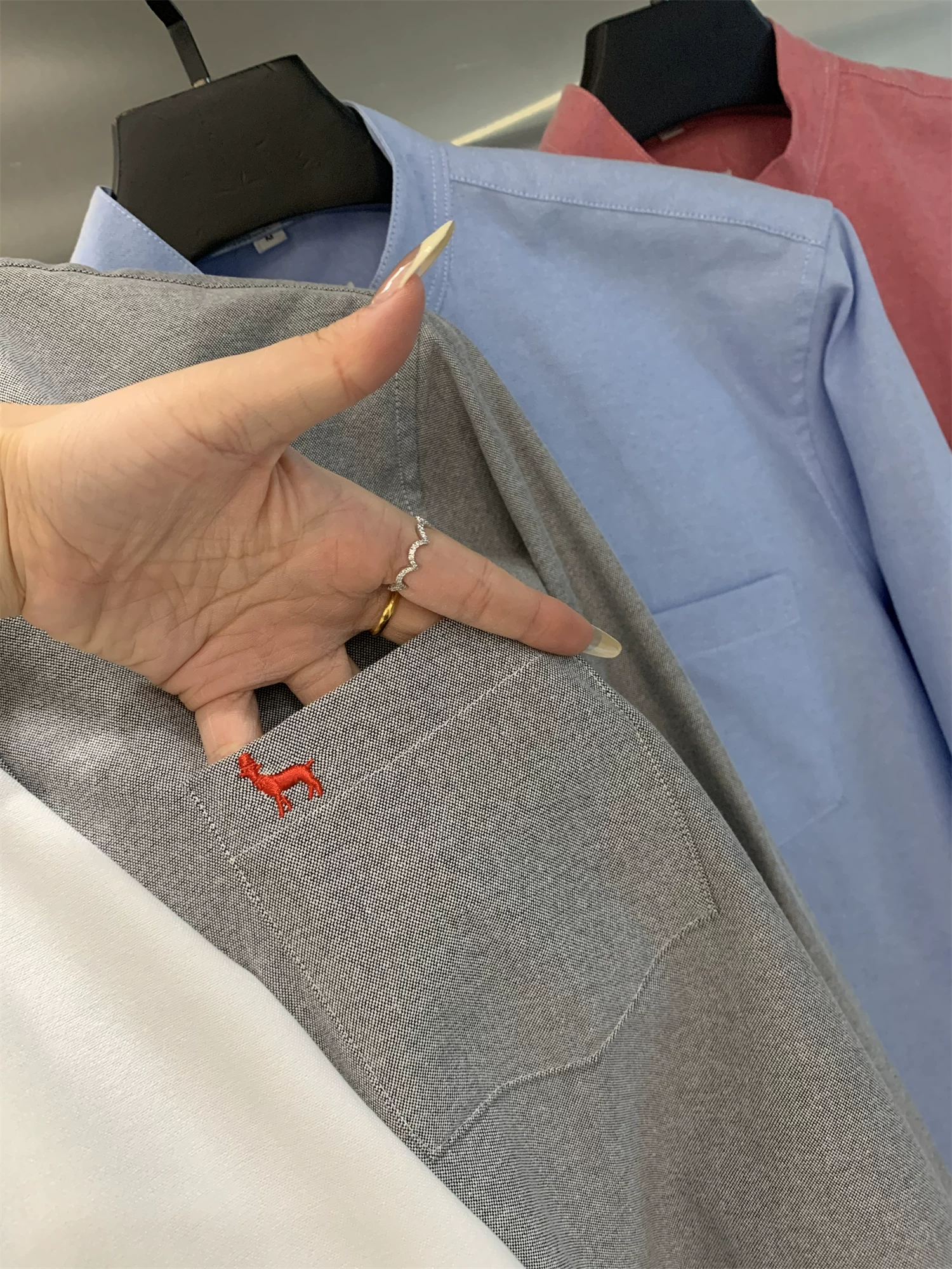 Dòng thiết kế của Don Quixote của Đan Mạch! Chất liệu vải Oxford hoàn toàn bằng cotton! Áo sơ mi dài tay màu trơn thêu màu tương phản