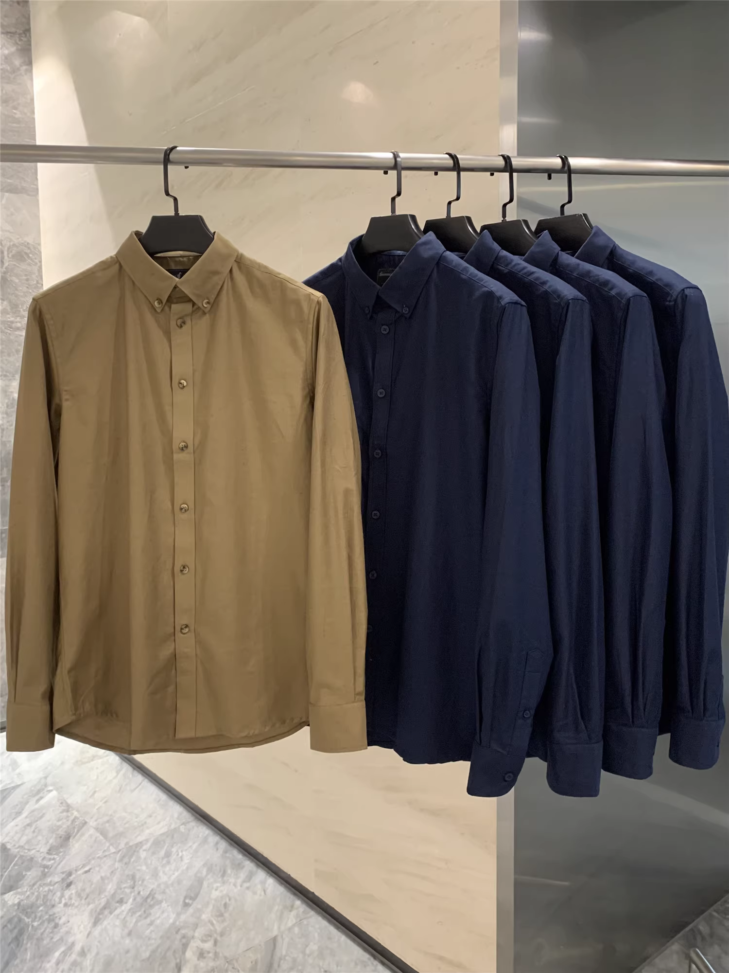 Don Quixote là một thương hiệu độc đáo! Áo sơ mi nam dài tay màu trơn, đa năng, thoải mái khi mặc, hợp thời trang, thích hợp cho mùa xuân và mùa thu.