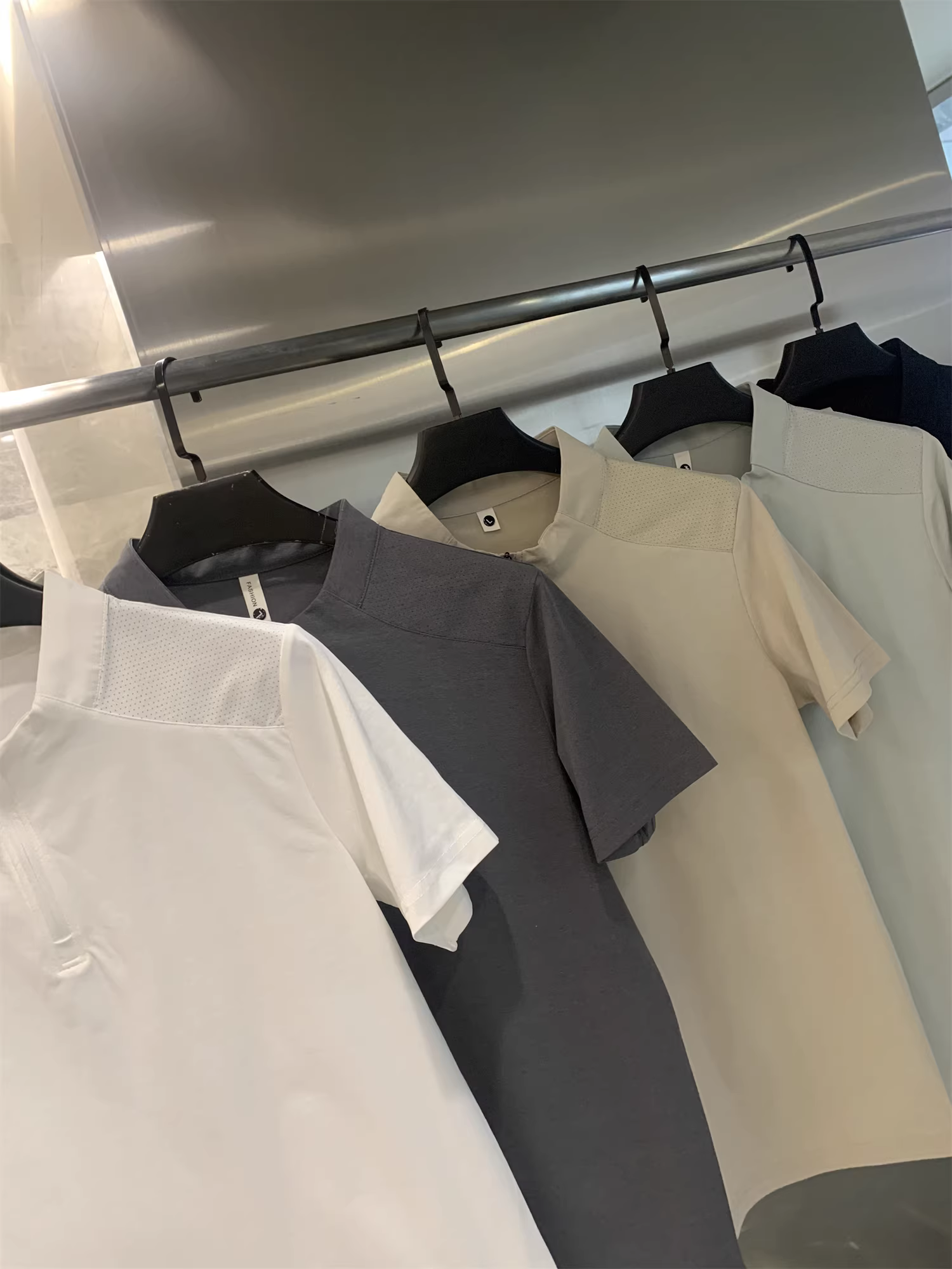 Dòng sản phẩm Don Quixote Outdoor nhẹ, nhanh khô! Thiết kế may đo sáu mảnh! Áo thun nam nửa khóa kéo, thoáng khí và co giãn.