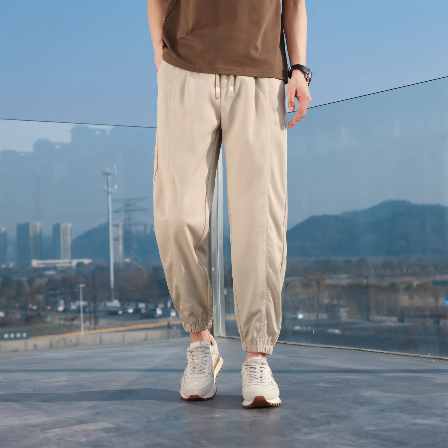 Don Quixote, quần thể thao nam ống rộng, chất liệu thoáng mát như mây, cạp chun co giãn, bo gấu, kiểu dáng năng động.