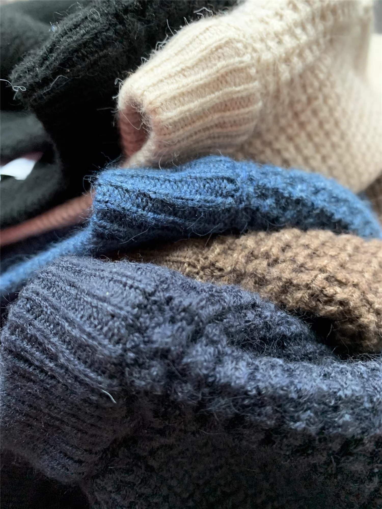 Don Quixote thật tuyệt vời! Chất liệu vải waffle dệt kim! Áo len dệt kim cổ tròn màu trơn phong cách thường ngày mùa thu đông.