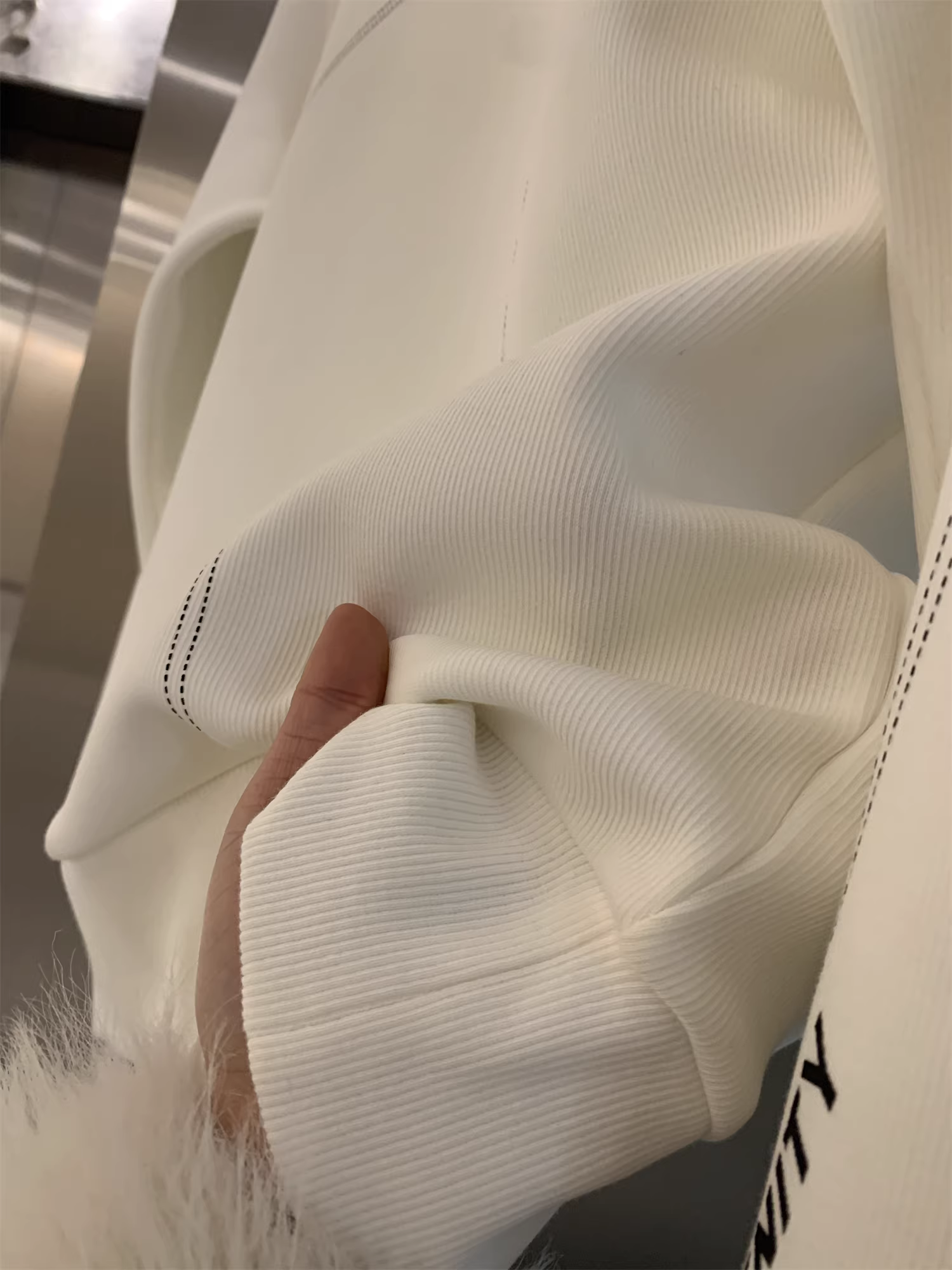 Lớp không khí của bộ sưu tập “Six Sandwiches” của Don Quixote! Áo len dài tay cổ tròn đa năng dành cho nam mùa xuân và mùa thu.