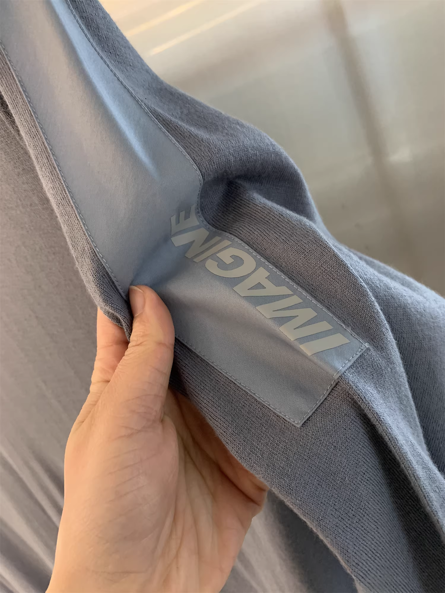 Áo len nam Don Quixote Good Goods! Áo len dệt kim mềm mại, thân thiện với da, màu sắc phối hợp, cổ tròn, chất liệu dệt kim 16 gauge.