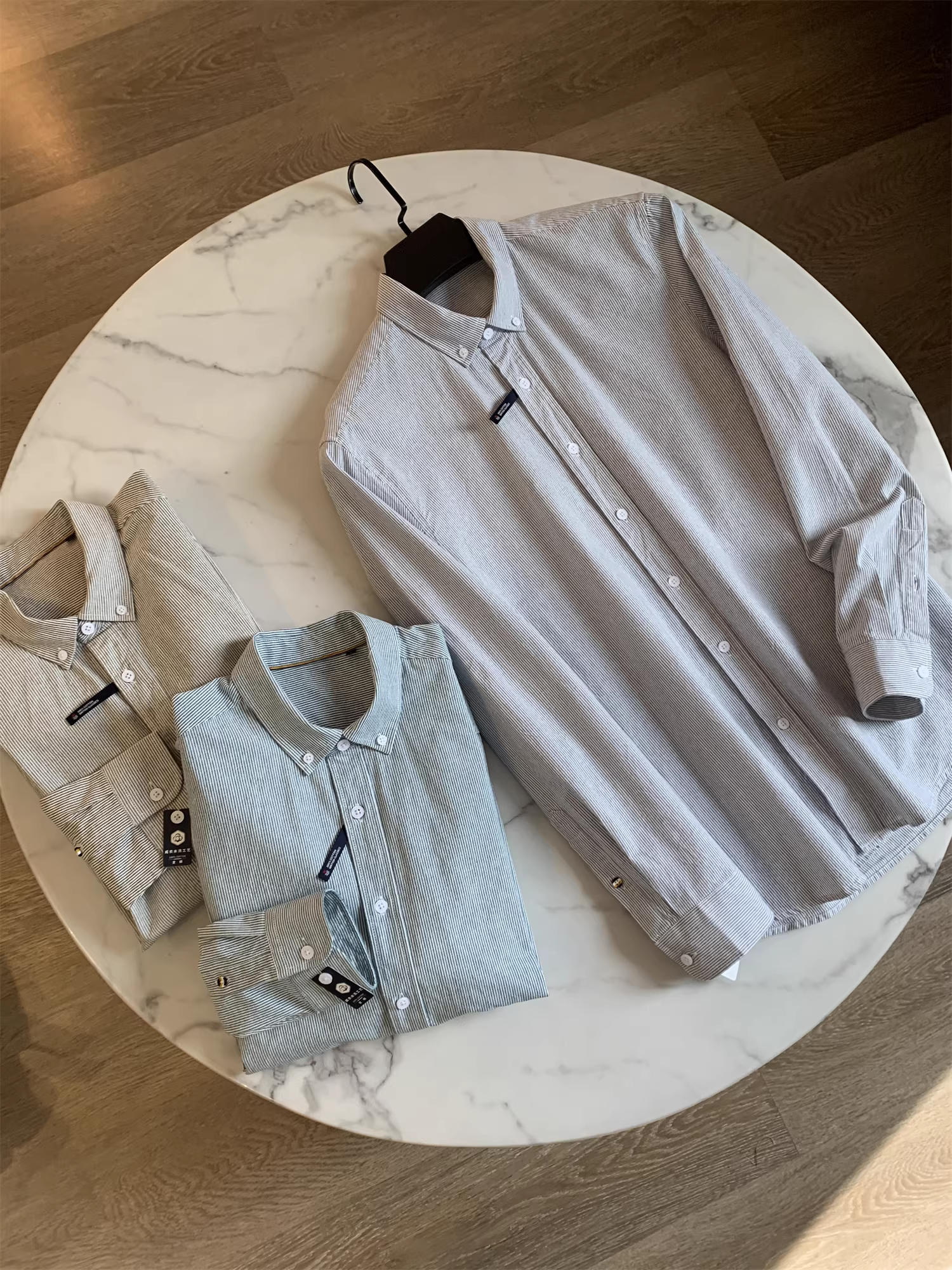 Don Quixote, một tác phẩm kinh điển sẽ tồn tại mãi mãi! Thân thiện với làn da và thoải mái, được làm từ chất liệu cotton nguyên chất và đã được giặt sạch! Áo sơ mi sọc mùa xuân dành cho nam.