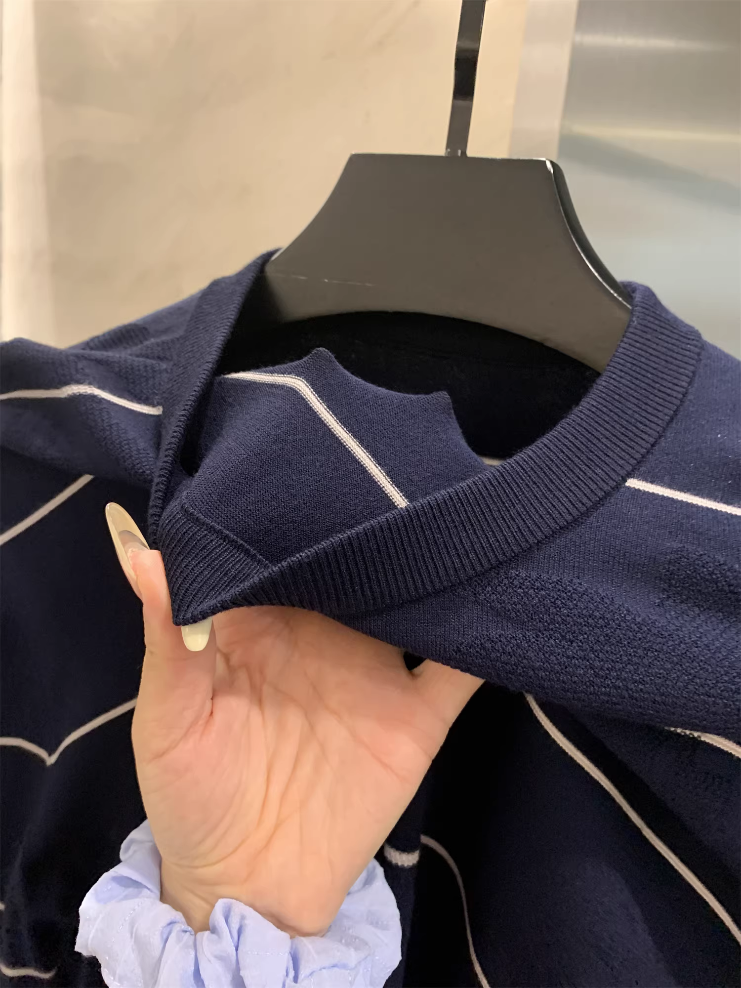 Đồ của Don Quixote G! Họa tiết jacquard tối màu! Áo len dệt kim dài tay cổ tròn thoáng khí, thân thiện với da, sọc mịn, dành cho nam giới, thích hợp cho mùa thu đông.