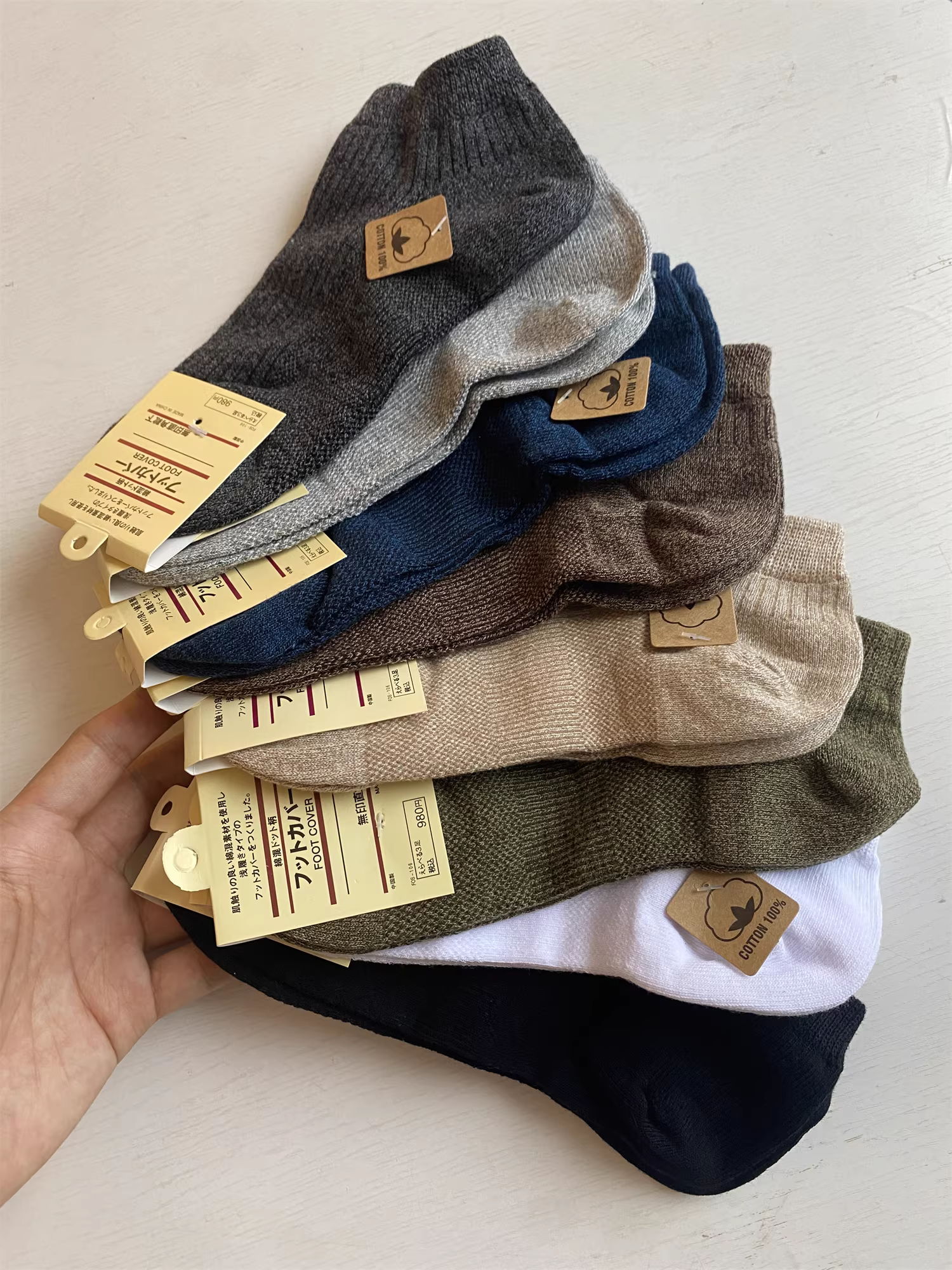 Don Quixote rất khuyến khích! Chất liệu pha cotton và spandex! Độ đàn hồi cao, không gây cảm giác chật, thoáng khí. Tất nam mùa hè cổ thấp, kiểu vớ thuyền, tất ngắn.