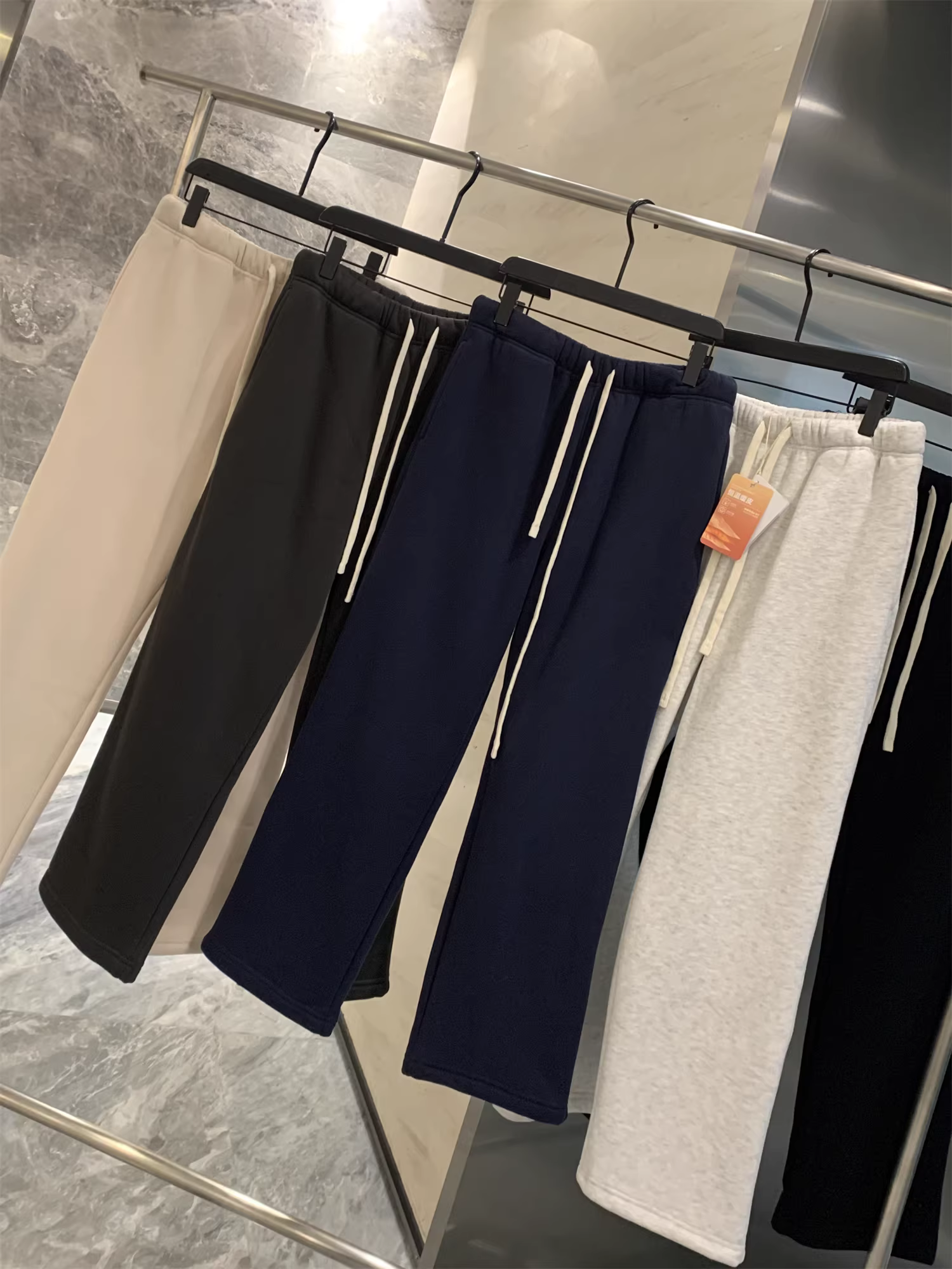 Don Quixote, luôn ấm áp và thoải mái! Quần áo thường ngày cơ bản! Quần ống đứng đa năng, ấm áp, lót lông cừu mùa thu đông.