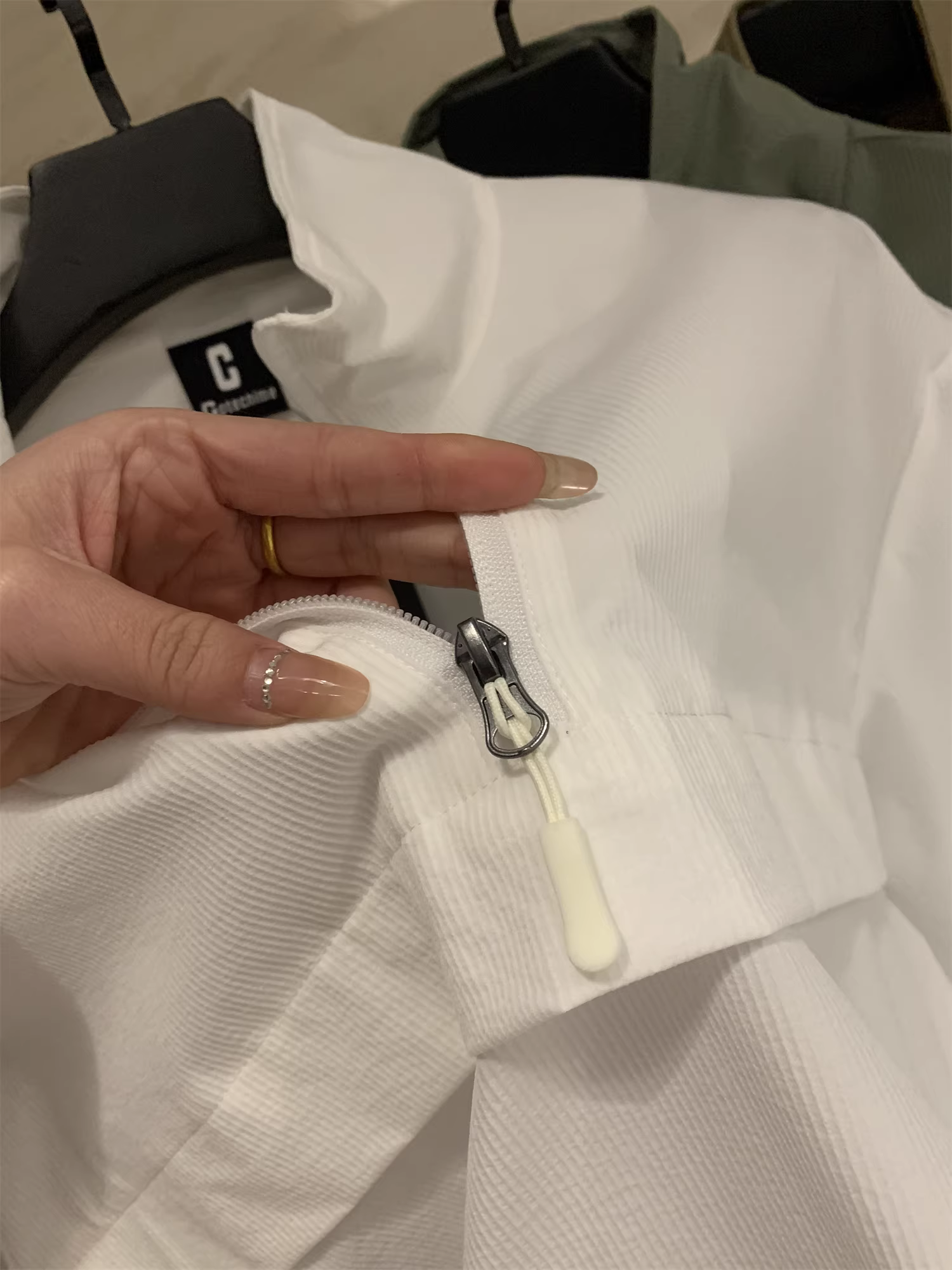 Áo khoác Don Quixote đa năng! Công nghệ nhanh khô! Áo nửa khóa kéo cổ đứng nhẹ, chống gió và chống thấm nước.