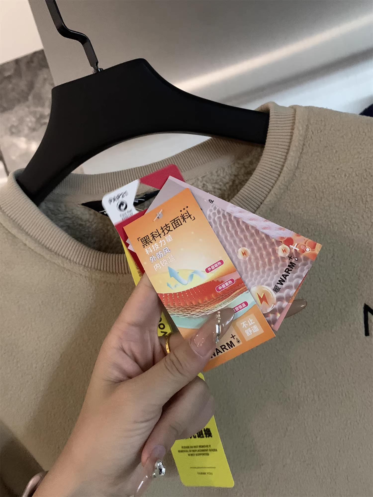 Don Quixote là một sản phẩm được đánh giá cao! Áo len nam mùa đông có lớp lót lông cừu dày dặn, kiểu dáng đơn giản, màu trơn, cổ tròn thêu họa tiết.