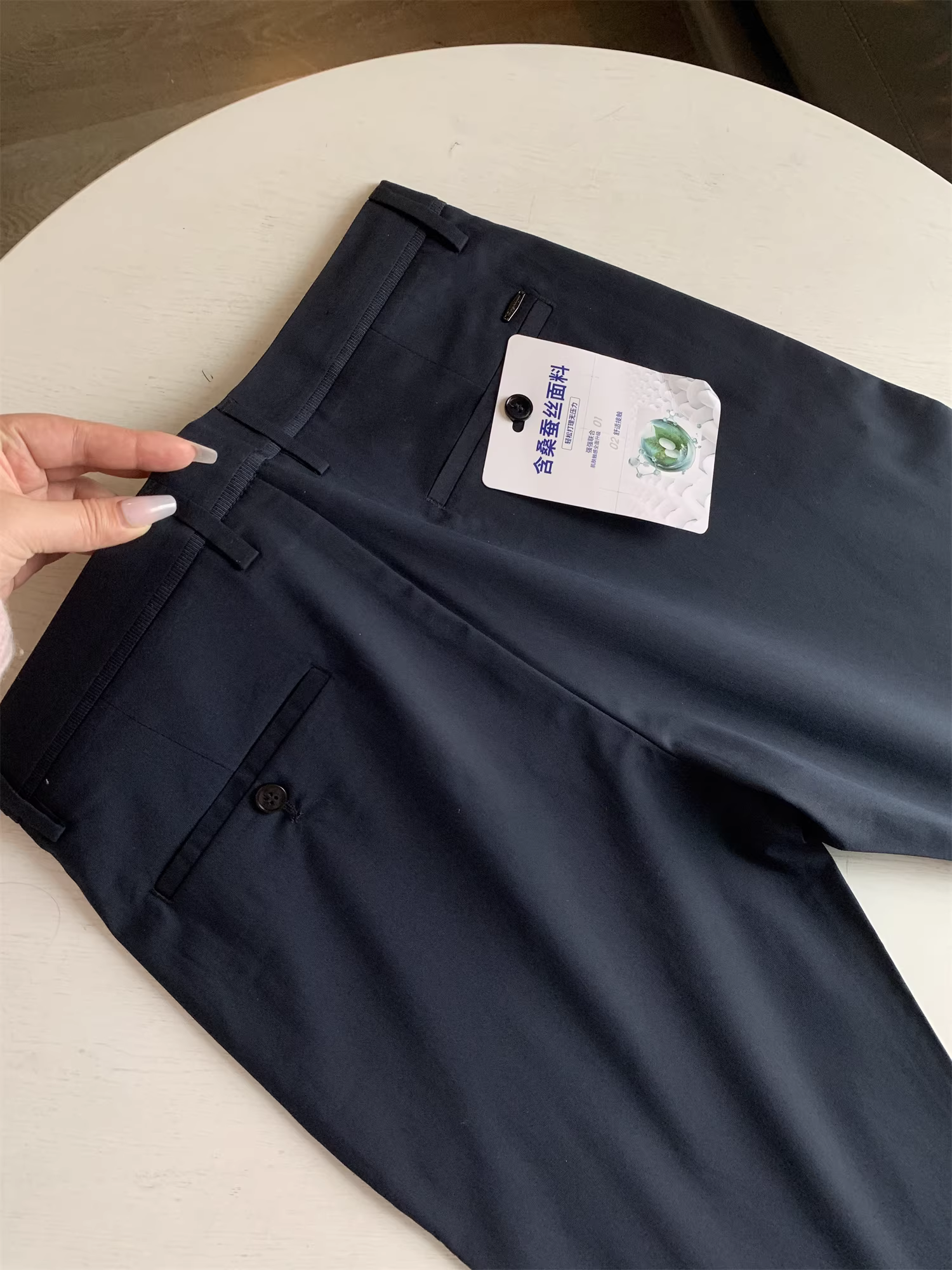 Don Quixote chứa chất liệu tơ tằm! Mềm mại, thoải mái và không bị nhăn! Quần nam mùa hè mỏng, đa năng, kiểu dáng thường ngày.